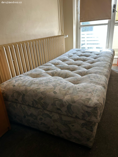 Postel s úložným prostorem