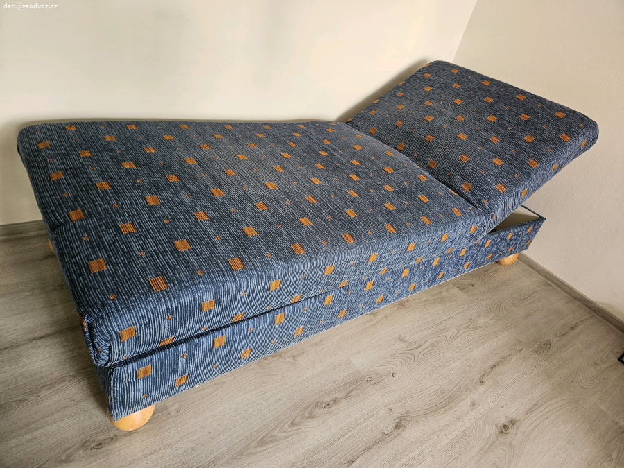 Postel s úložným prostorem