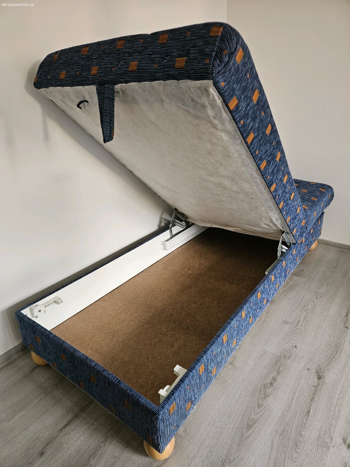 Postel s úložným prostorem. Daruji postel (celočalouněnou válendu) s úložným prostorem. Bezvadný stav. Rozměr 200 x 90 x 50 cm.