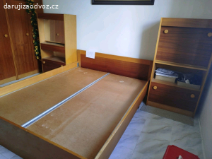 Postel se skříňkami