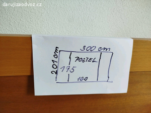 Postel se skříňkami