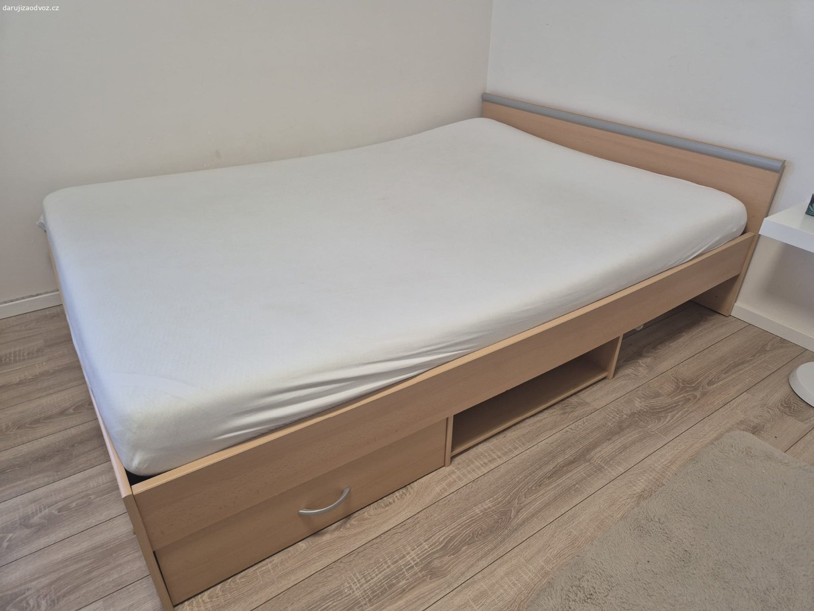 Postel šíře 140 cm. S matrací - k odběru v pátek 18. nebo sobotu 19.9. 
Odebrání chvátá s ohledem na stěhování.