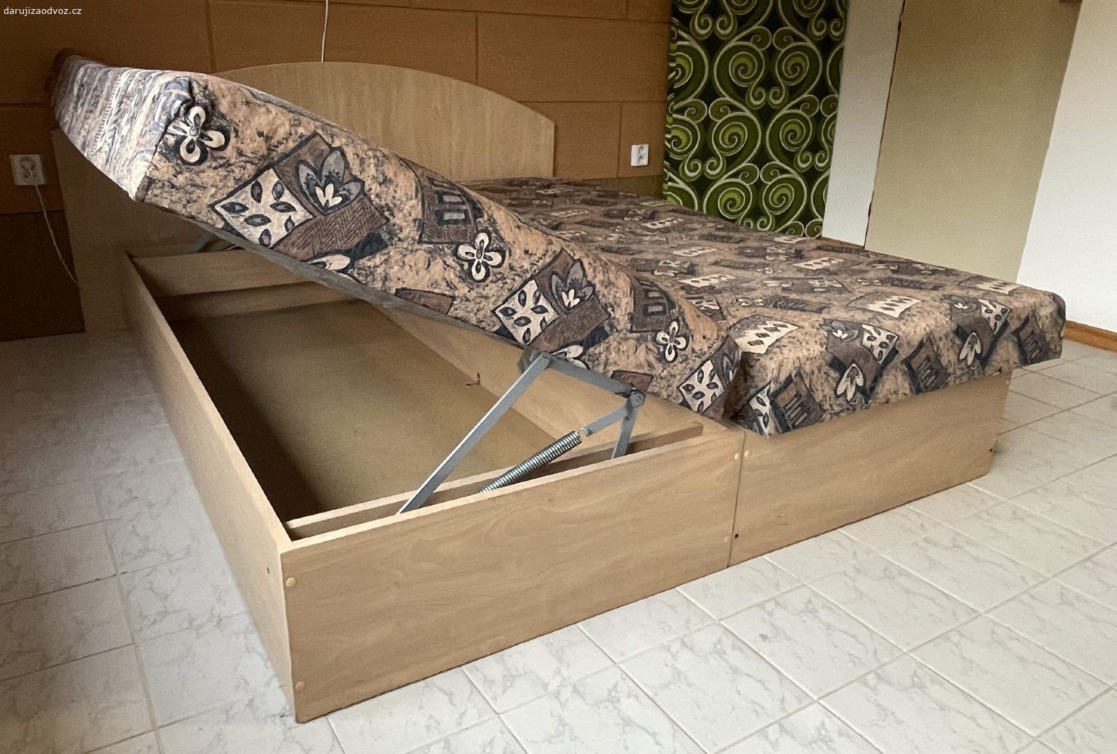 postele s úložným prostorem. Za odvoz nabízím 2 postele o rozměrech 85 x 195 cm s úložným prostorem. Postele lze spojit a vytvořit z nich postel manželskou, vč. čela. K odběru v Kryštofově Údolí.