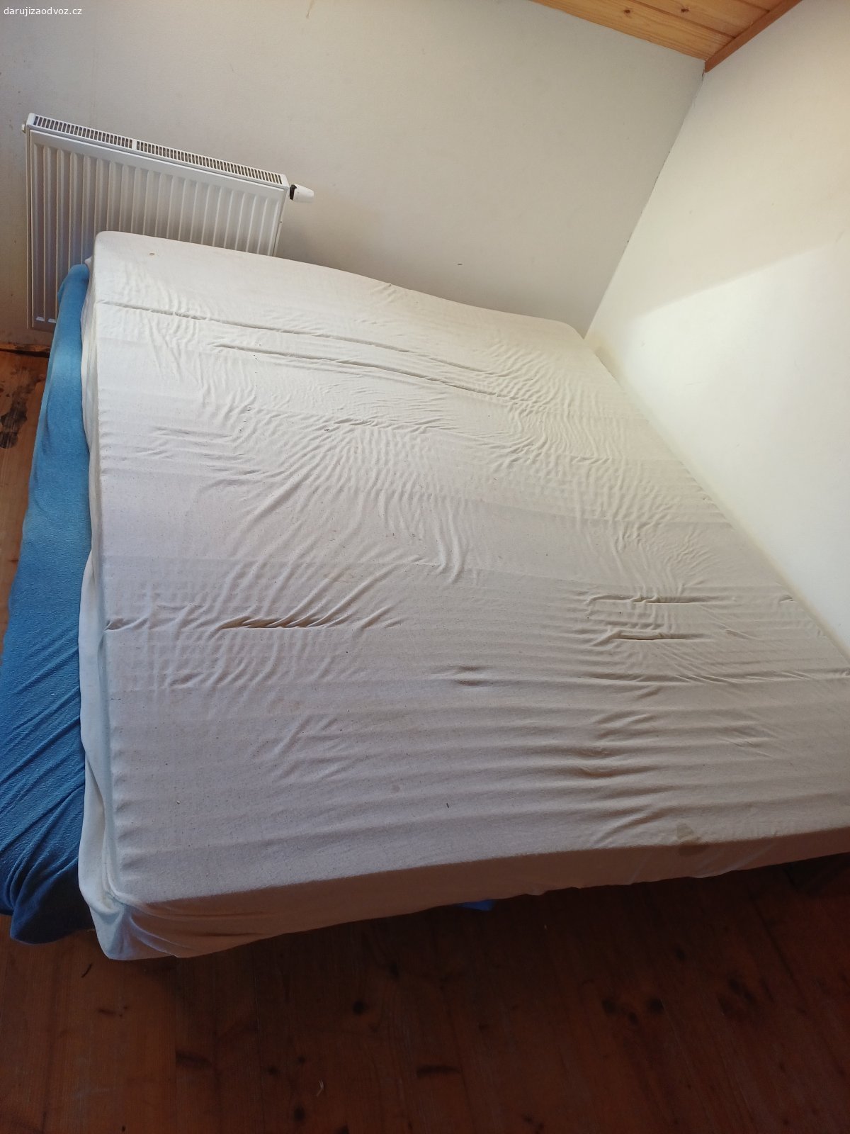 Postelové (dvou-)matrace. Daruji velké postelové matrace na dvoupostel - 160x200cm - 2 ks. Jedna pěnová, jedna molitanová.
