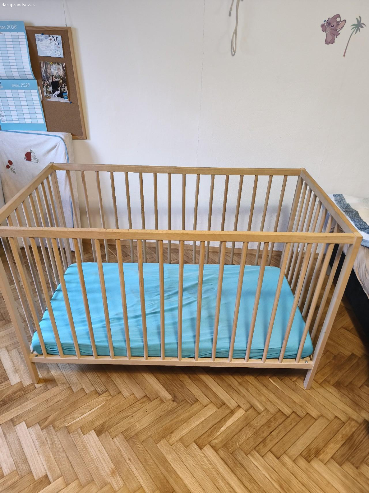 postýlka i s matrací daruju. ve velmi dobrém stavů