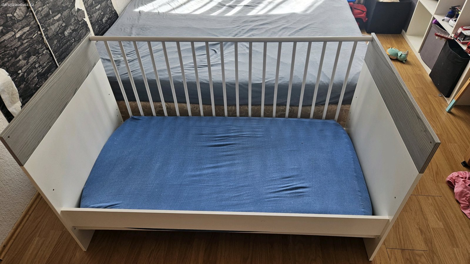 postýlka/postel + matrace. Tato postýlka je trošku vetší má 75x140cm. Jsou k tomu ještě original zabalené počnice, protože se z ní dá udělat malá postel. Jedna strana se šprušlema chybí, malý z ní vykopl šprušle, ale kdyby byl zajem můžu tu rozpadlou stranu k tomu přihodit a můžete si ji opravit. Klasicky se dá rošt nastavit do třech výšek. Postýlka bude rozložena.