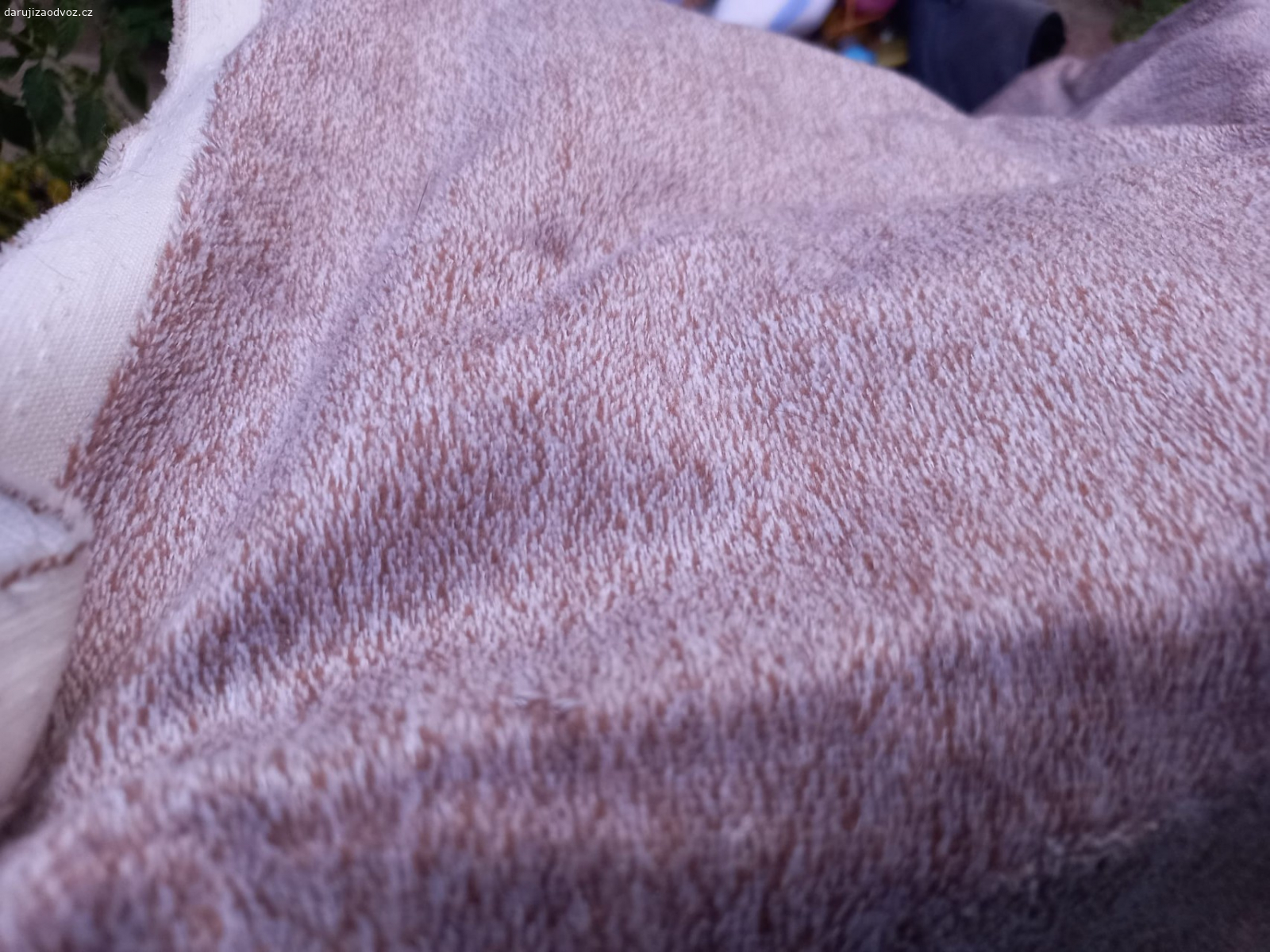 potahová látka,  nepouzita. potahová látka,  nepoužitá,  zakoupeno v roce 1990. jeden kus je cca 5m X 140cm, 2 kusy jsou menší.  nevozim, neposílám. čokoláda potěší, není podmínkou.