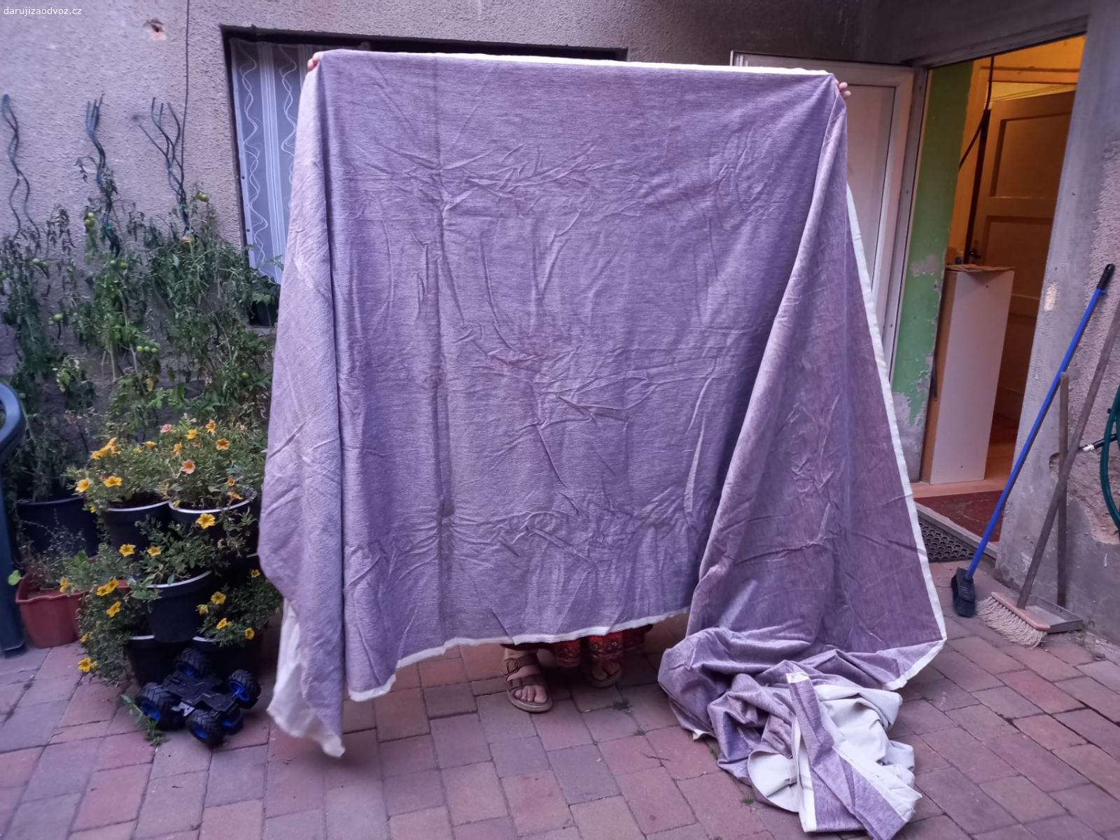 potahová látka,  nepouzita. potahová látka,  nepoužitá,  zakoupeno v roce 1990. jeden kus je cca 5m X 140cm, 2 kusy jsou menší.  nevozim, neposílám. čokoláda potěší, není podmínkou.