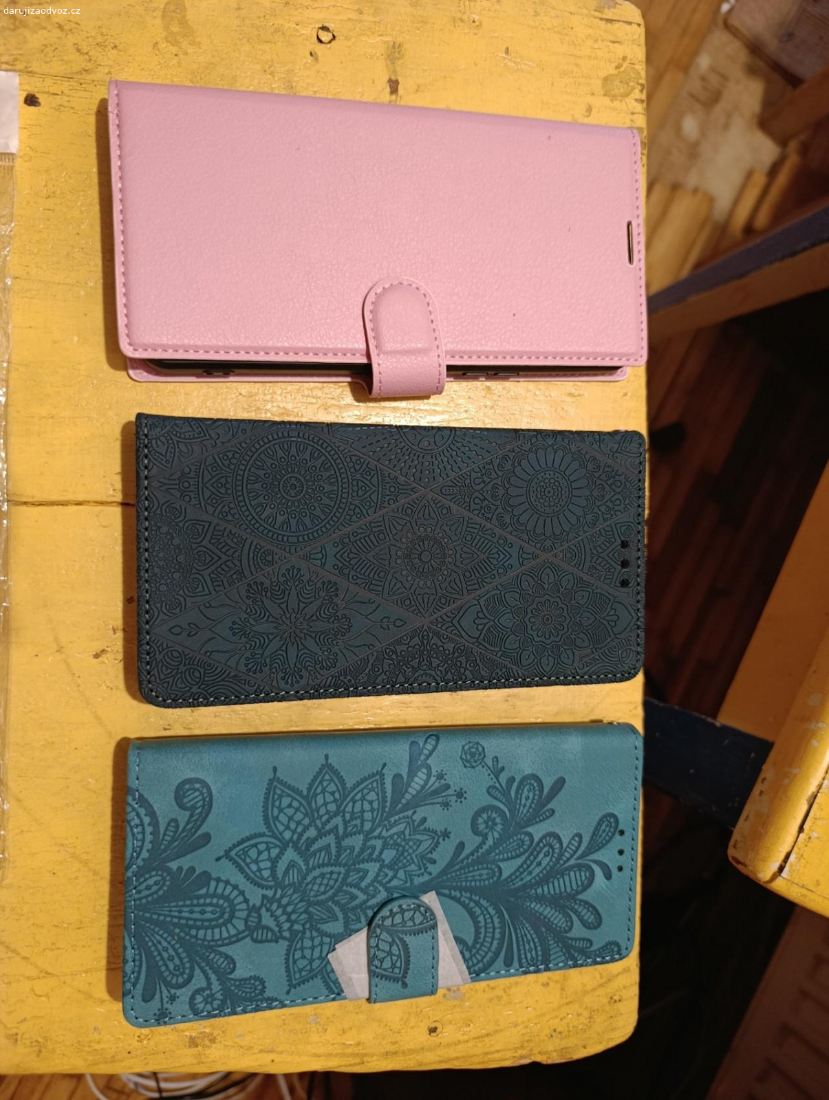 Pouzdra na telefon. Daruji za odvoz ci kod Zasilkovna/Balikovna tyto pouzdra na smartphone: ruzove - Vivo A50, zelene a modre - Xiaomi Redmi note 13. Pouzdra jsou nova, nepouzita.