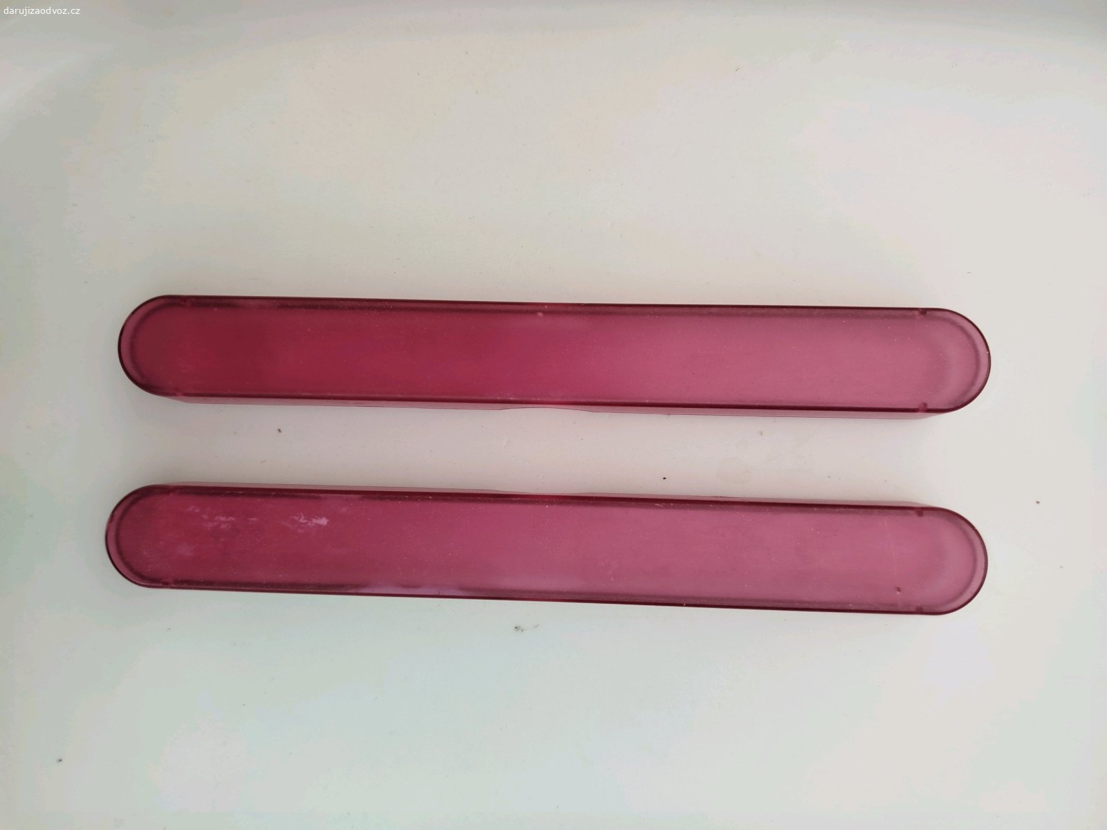 Pouzdra na zubní kartáčky. 2 stejná poudra na zubní kartáčky.