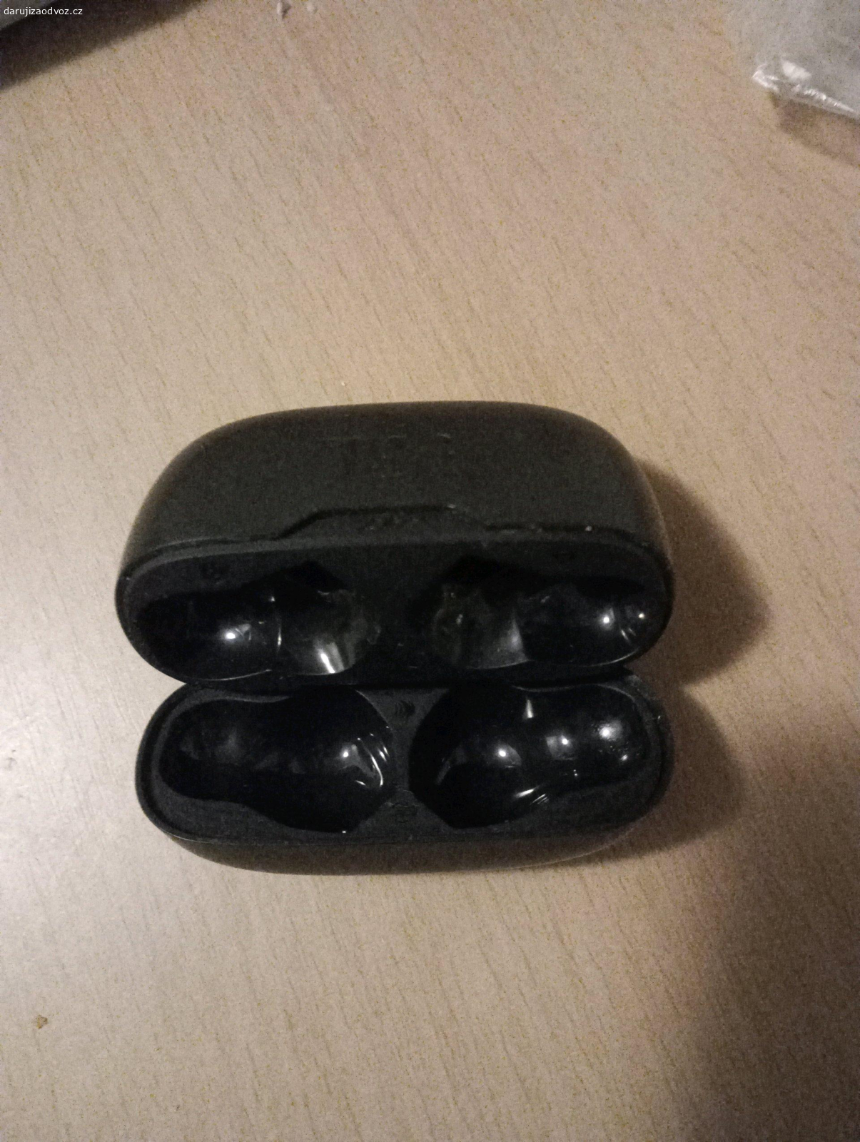 Pouzdro nabíječka JBL pro sluchátka. pouzdro na sluchátka bez sluchátek