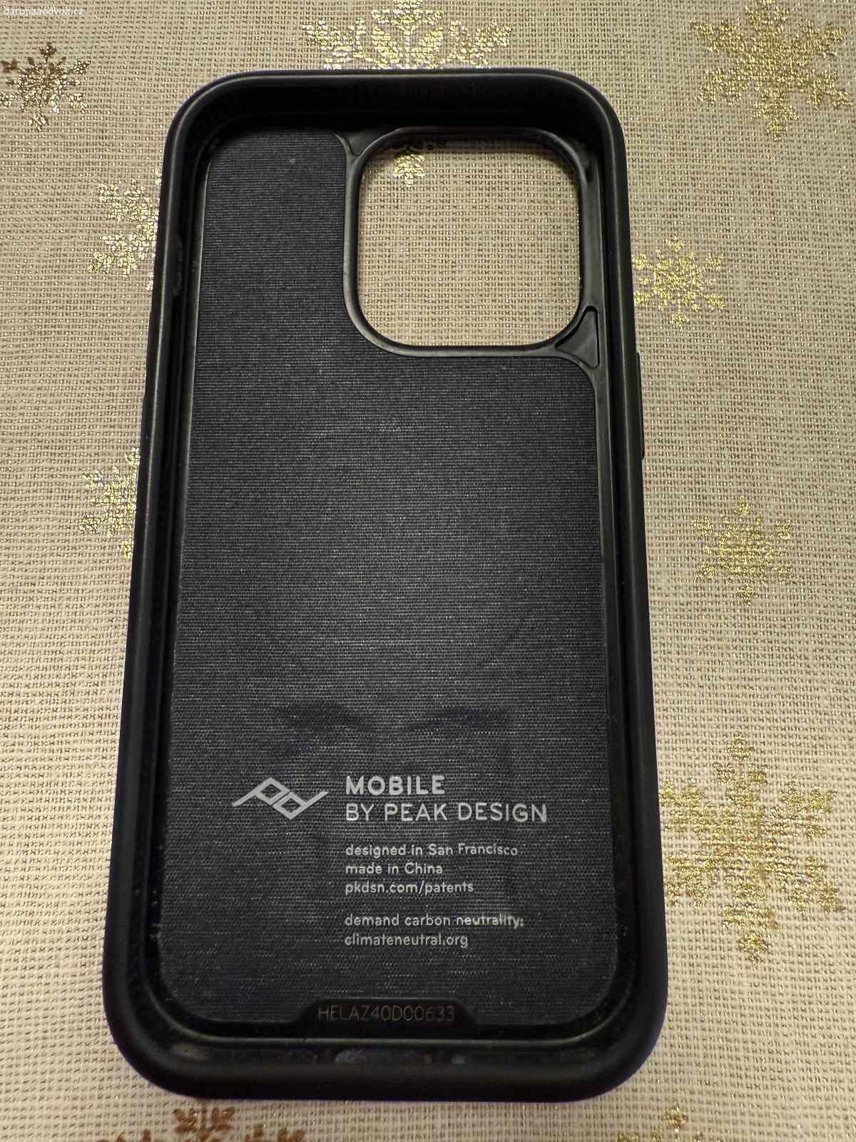 Pouzdro PEAK DESIGN pro iPhone 14 Pro šedá. Pouzdro systému PEAK DESIGN pro iPhone 14 Pro barva CHARCOAL, s poutkem. Detaily: https://www.peakdesign.cz/produkt/everyday-case/.