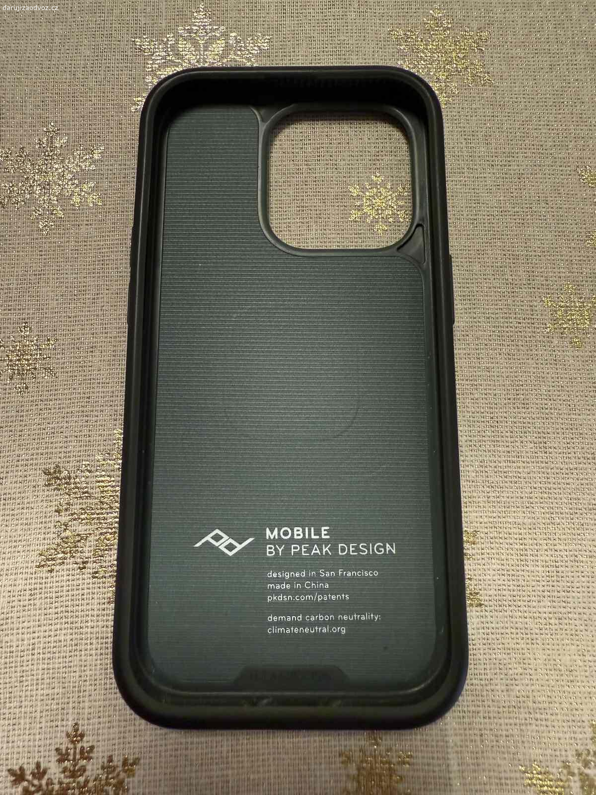 Pouzdro PEAK DESIGN pro iPhone 14 Pro barva SAGE. Pouzdro systému PEAK DESIGN pro iPhone 12 Pro barva SAGE, bez poutka. Detaily: https://www.peakdesign.cz/produkt/everyday-case/.