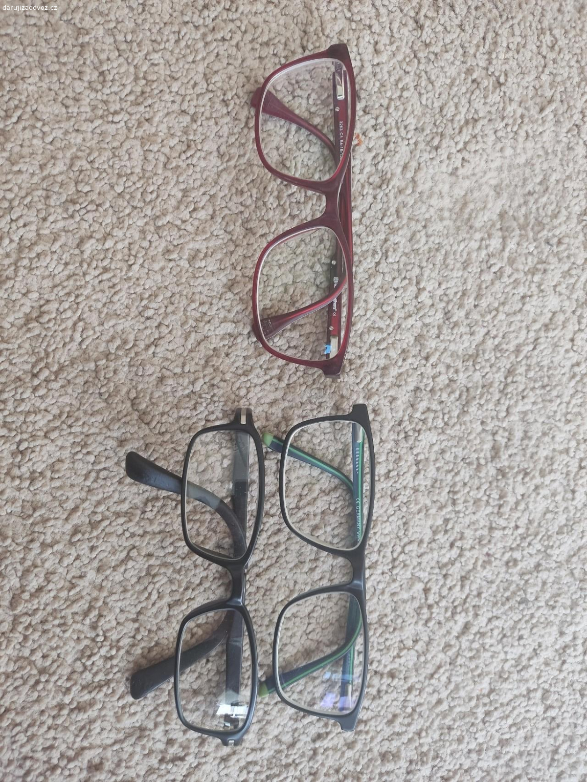 Daruji použité brýle. červené jsou dámské, zelené a černé jsou juniorské.Neposilam.