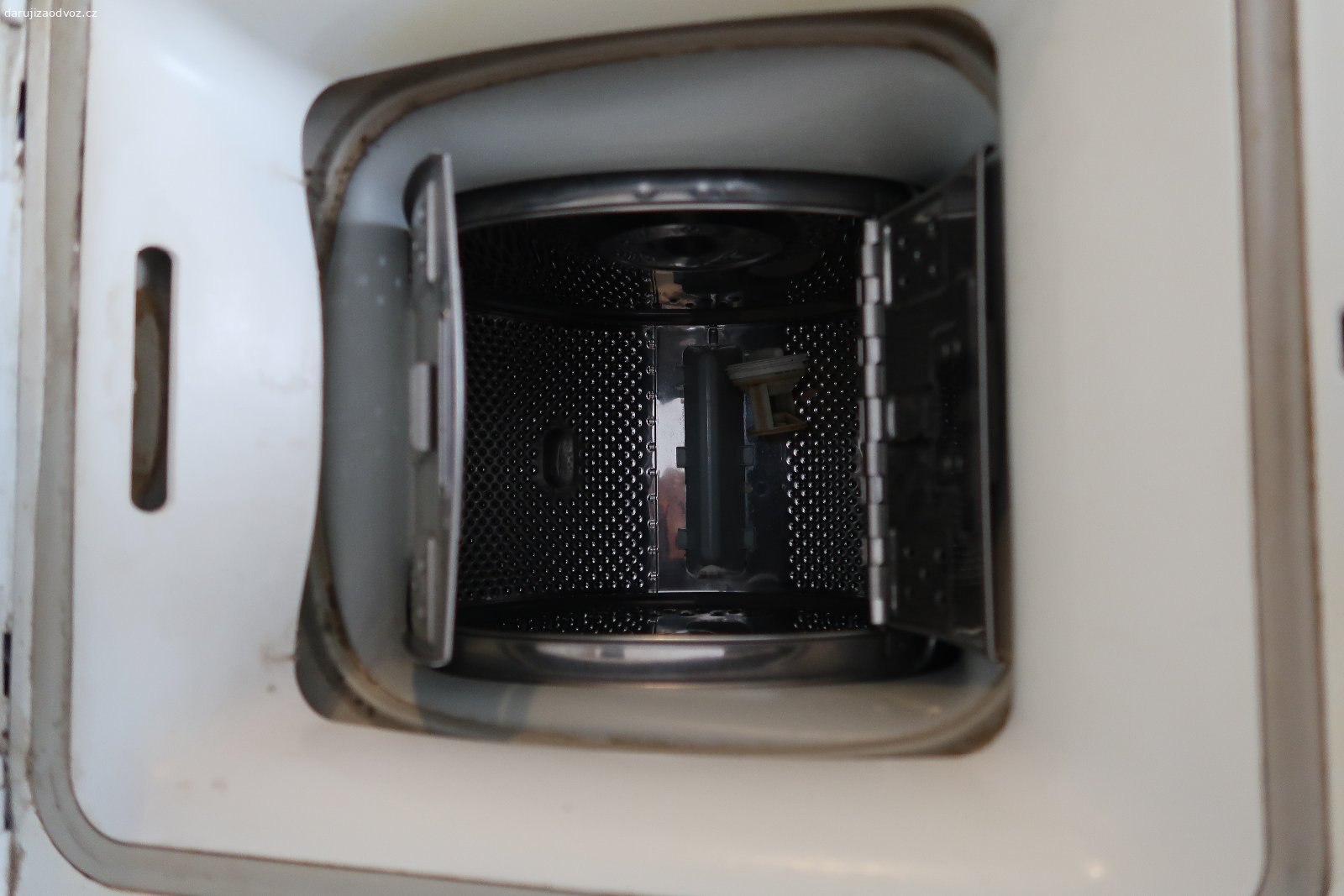 Pračka Whirlpool AWT 2287/3. Daruji za odvoz pračku Whirlpool AWT 2287/3. Nefunguje odčerpávání vody, pračka nepoužívaná asi 2 roky. Do té doby spolehlivě fungovala. Jinak pere, pouze odtok nefunguje. Na díly nebo opravu.