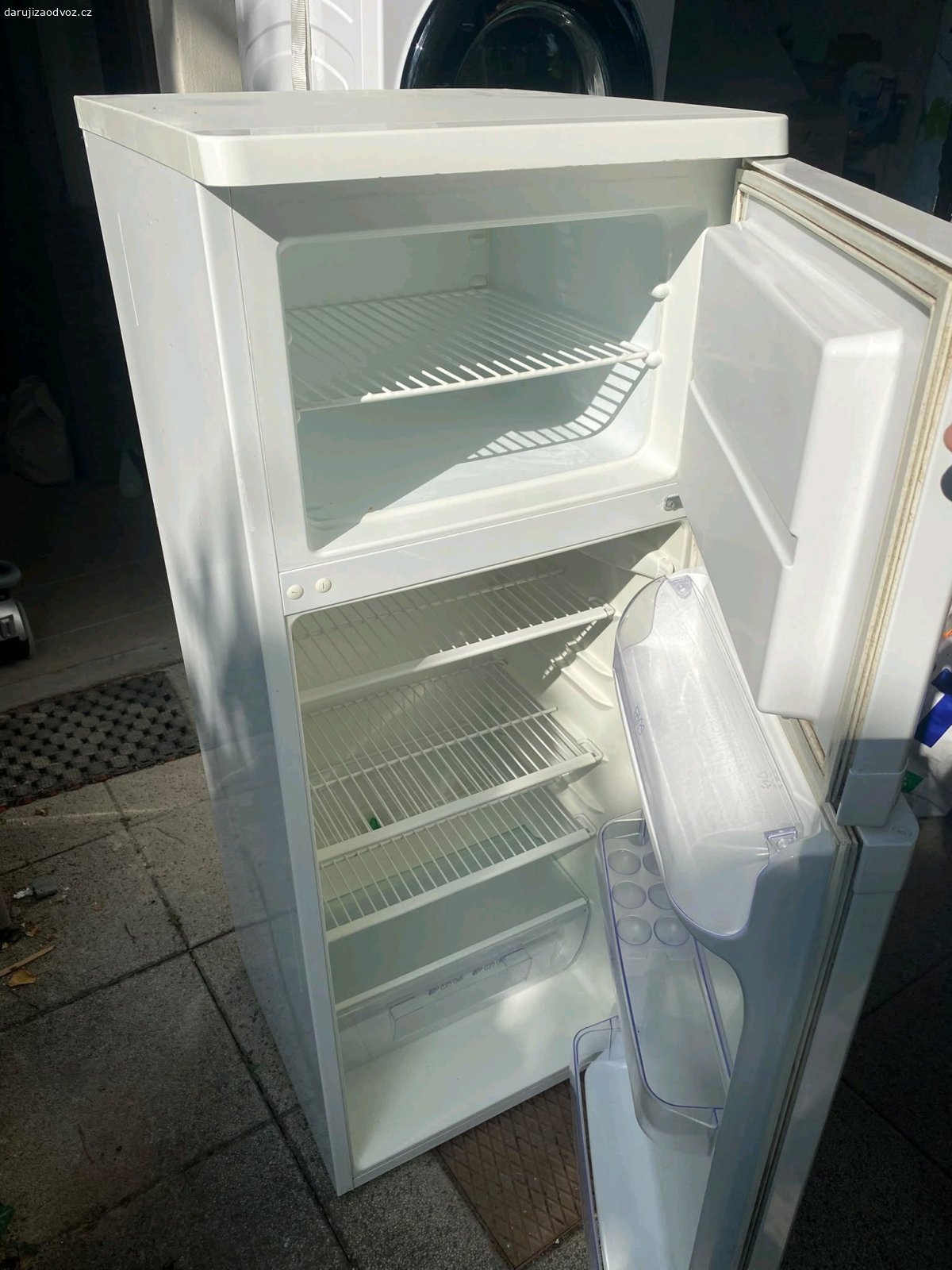 Lednice. Daruji starší lednici značky Zanussi, viz foto. Lednice je zachovalá a kompletní, uvnitř má několik polic a přihrádek ve dveřích. V horní části se nachází mrazák.
Vhodná třeba na chatu, do dílny nebo jako náhradní lednice.