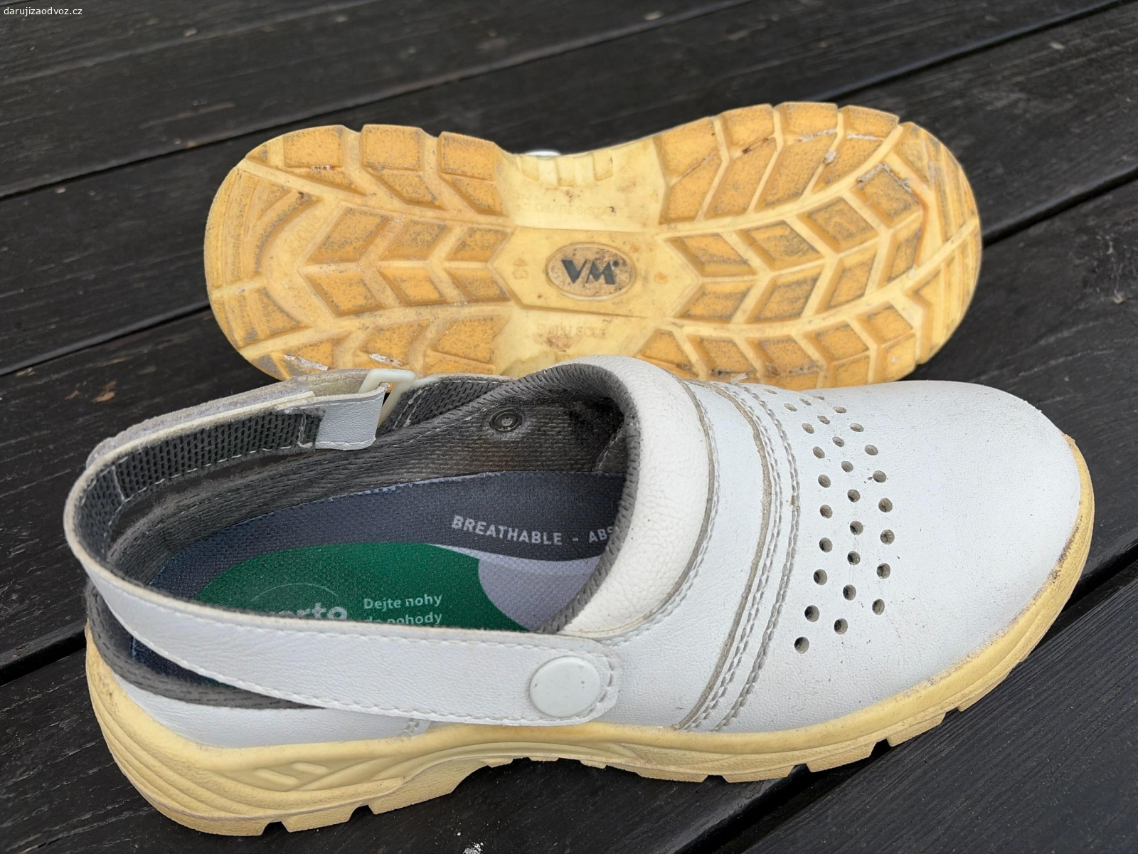 pracovní boty bílé vel. 43. Bílé pracovní boty s patním páskem, zpevněnou špicí. Používány jako kuchařské, anotom. vložka. 
Použité, funkční.
Za odvoz, nezasílám. Na e-maily o 
zaslání nereaguji.