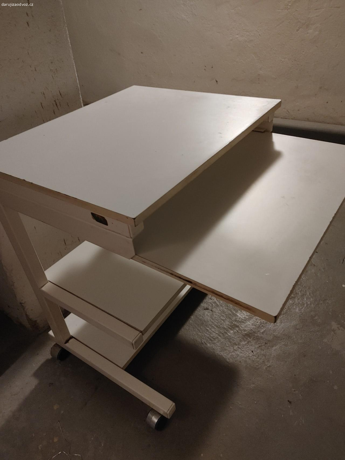 pracovní stolek. s výsuvnou deskou treba na klavesnici