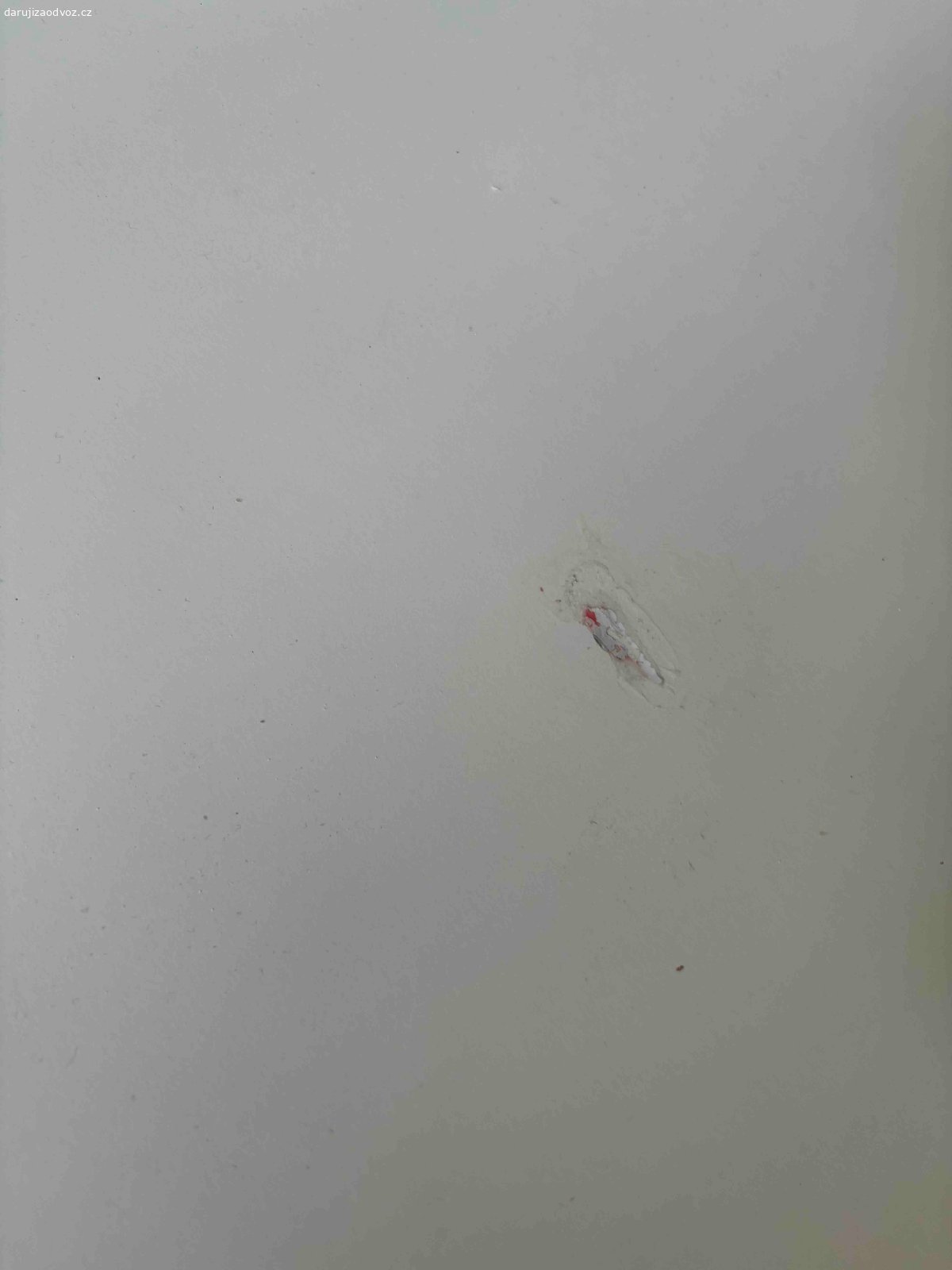 Pracovní stůl. Daruji bílý pracovní stůl s černými nohami. Rozměry 140x140cm. Lehce poškozená deska.