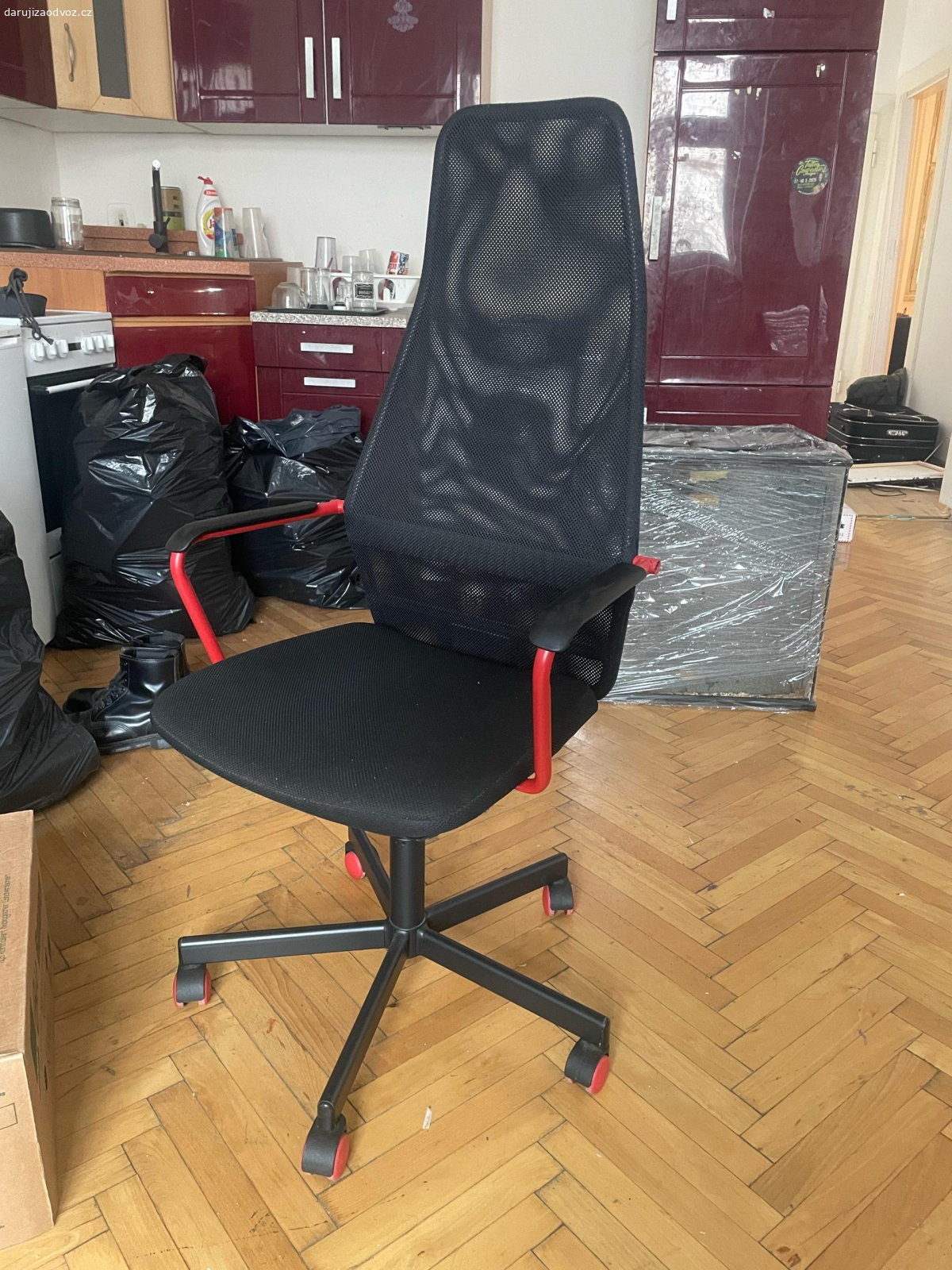 Pracovní židle k PC. Židle, bez poškození, stěhuji se - kupuji novou. Za židli třeba  kousek ovoce potěší, není podmínkou:) 
kdo dorazí první, tomu daruji