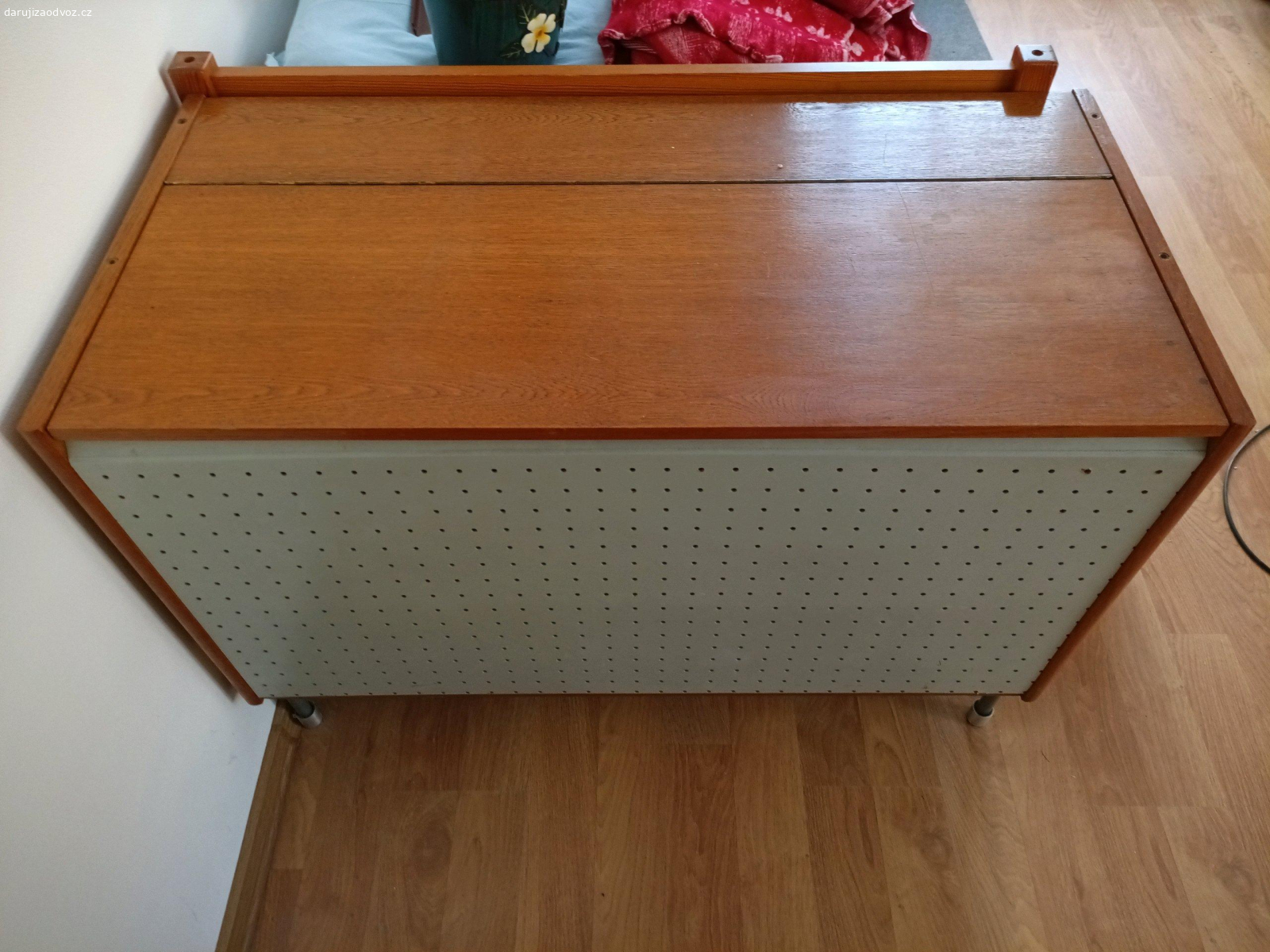 Prádelník. Daruji prádelník v dobrém stavu. příjemná velikost i barva.
v.,š.,hl. - 74x99x48