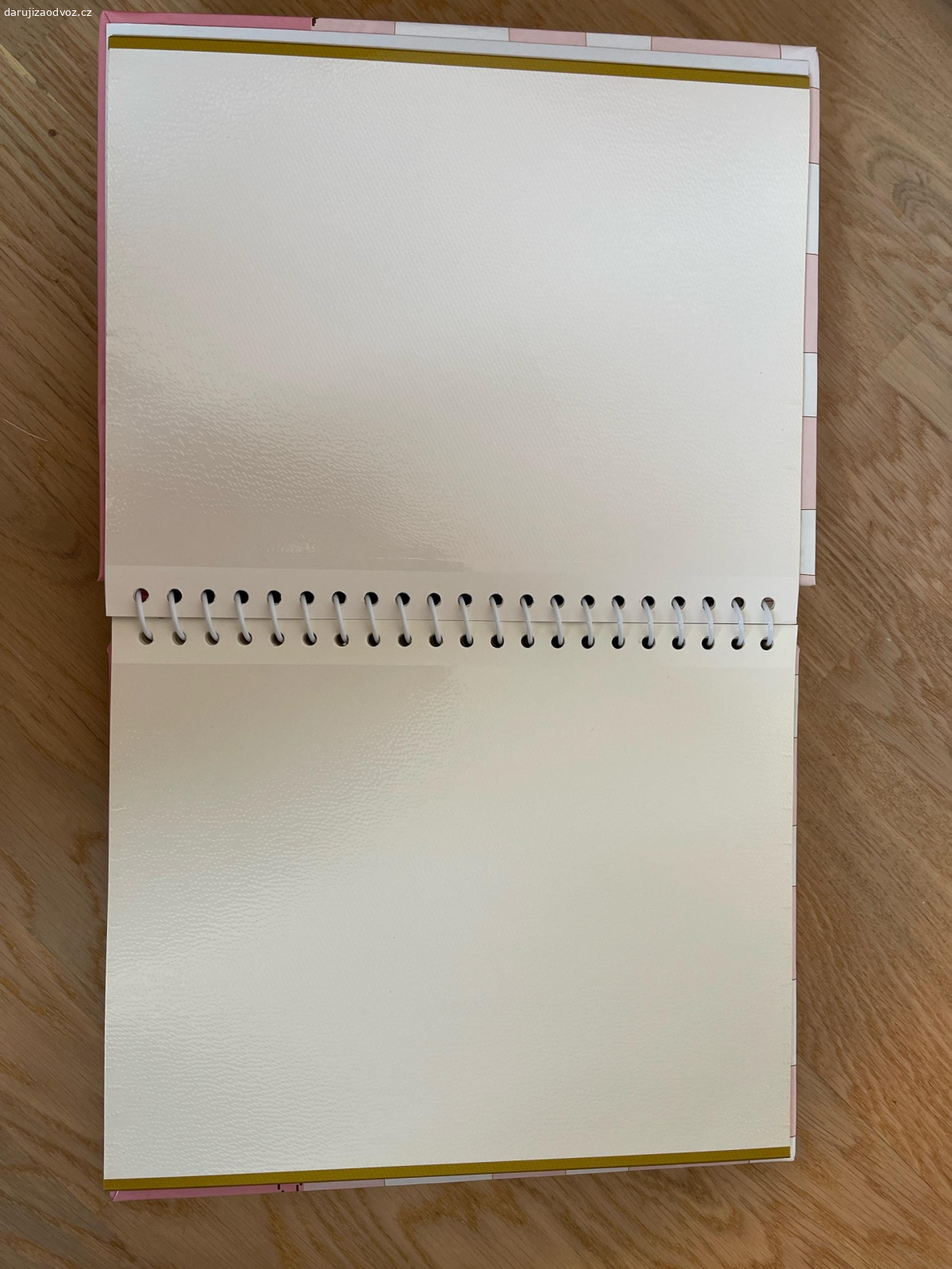 prázdné fotoalbum. prázdné růžové fotoalbum. papír pro úvodní foto je potřeba přelepit