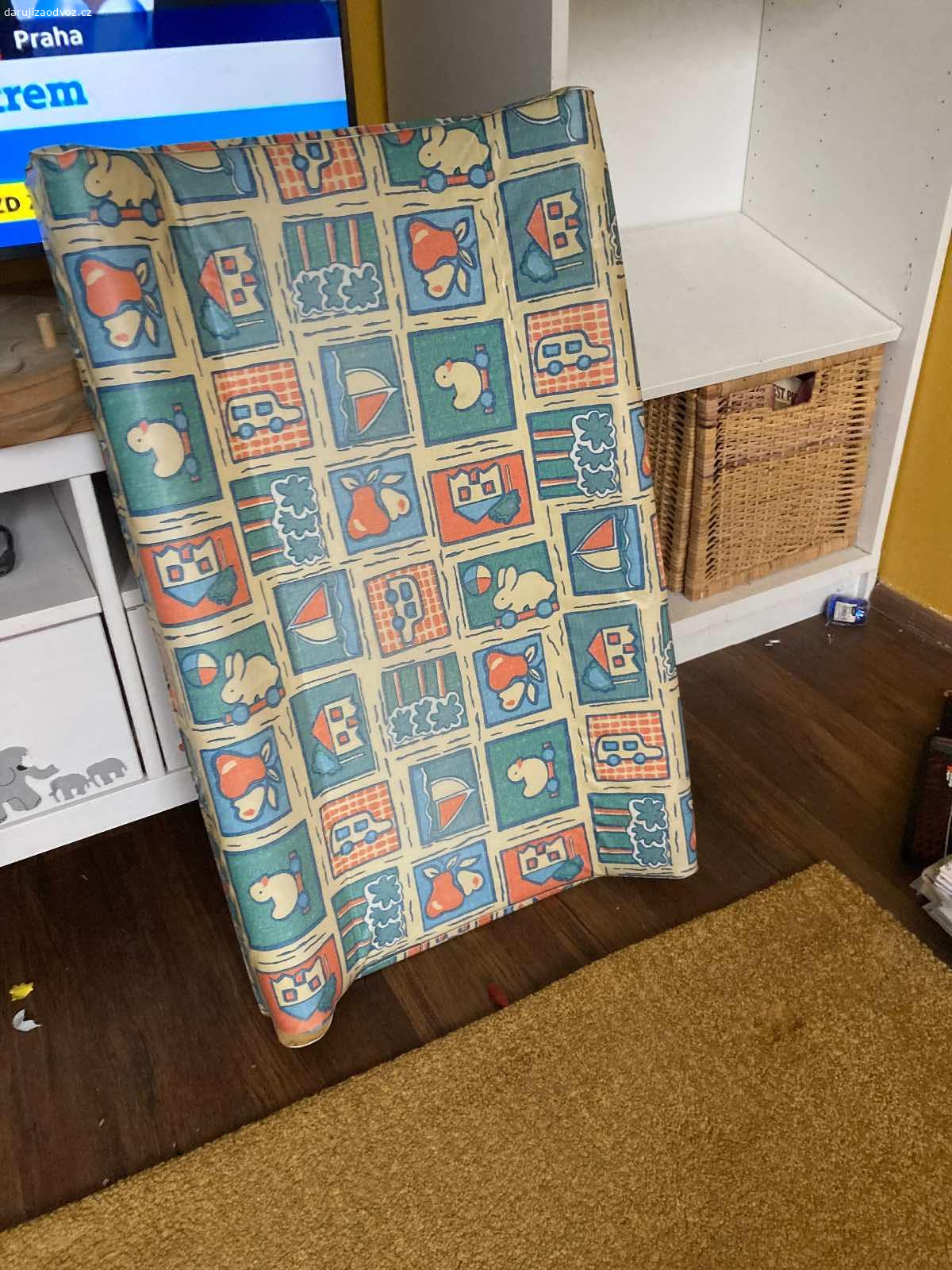 Prebalovaci deska. Daruji prebalovaci desku.Mozno pouzit na prebalovaci pult i samostatne na postylku.Omyvatelna.Dole trochu natrzena,ale snadno se zalepi.