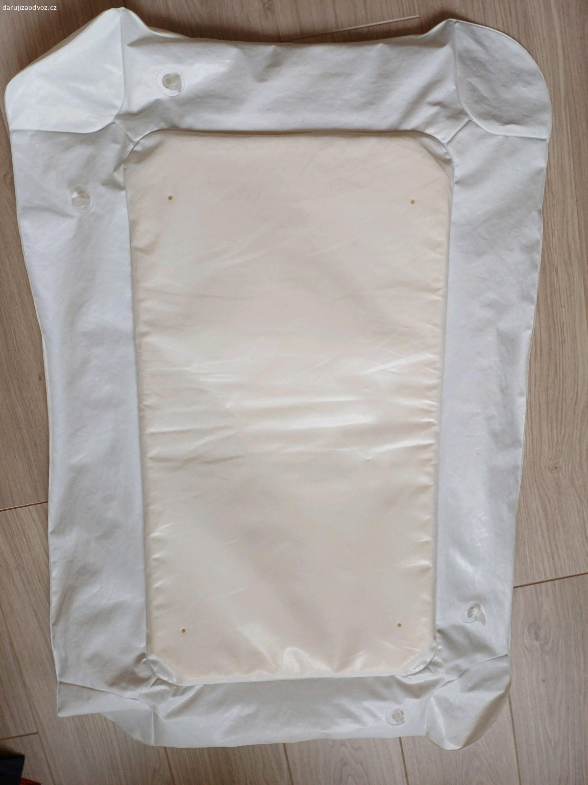Přebalovací podložka. Daruji přebalovací podložku z IKEA. Jde nafouknout pouze jedna strana za hlavou.