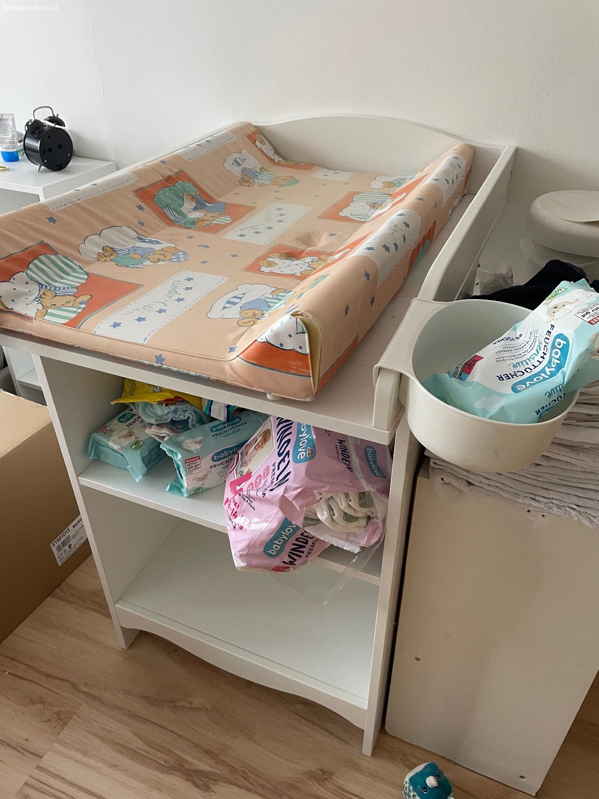Přebalovací pult IKEA. Rok starý, bez vad, už je rozložený, předáme i s návodem. 

Je potřeba si přivézt nějakou velkou tašku nebo krabice pro převoz. 

Pište mi jen, pokud se můžete pro něj stavit do neděle. 

Čím dřív, tím líp.