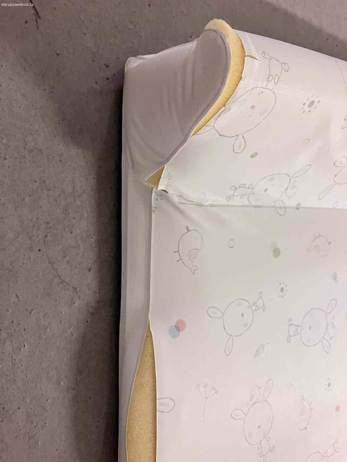 přebalovací podložka. Daruji přebalovací podložku s pevnou deskou. rozměry délka cca 80cm, šířka cca 48cm.