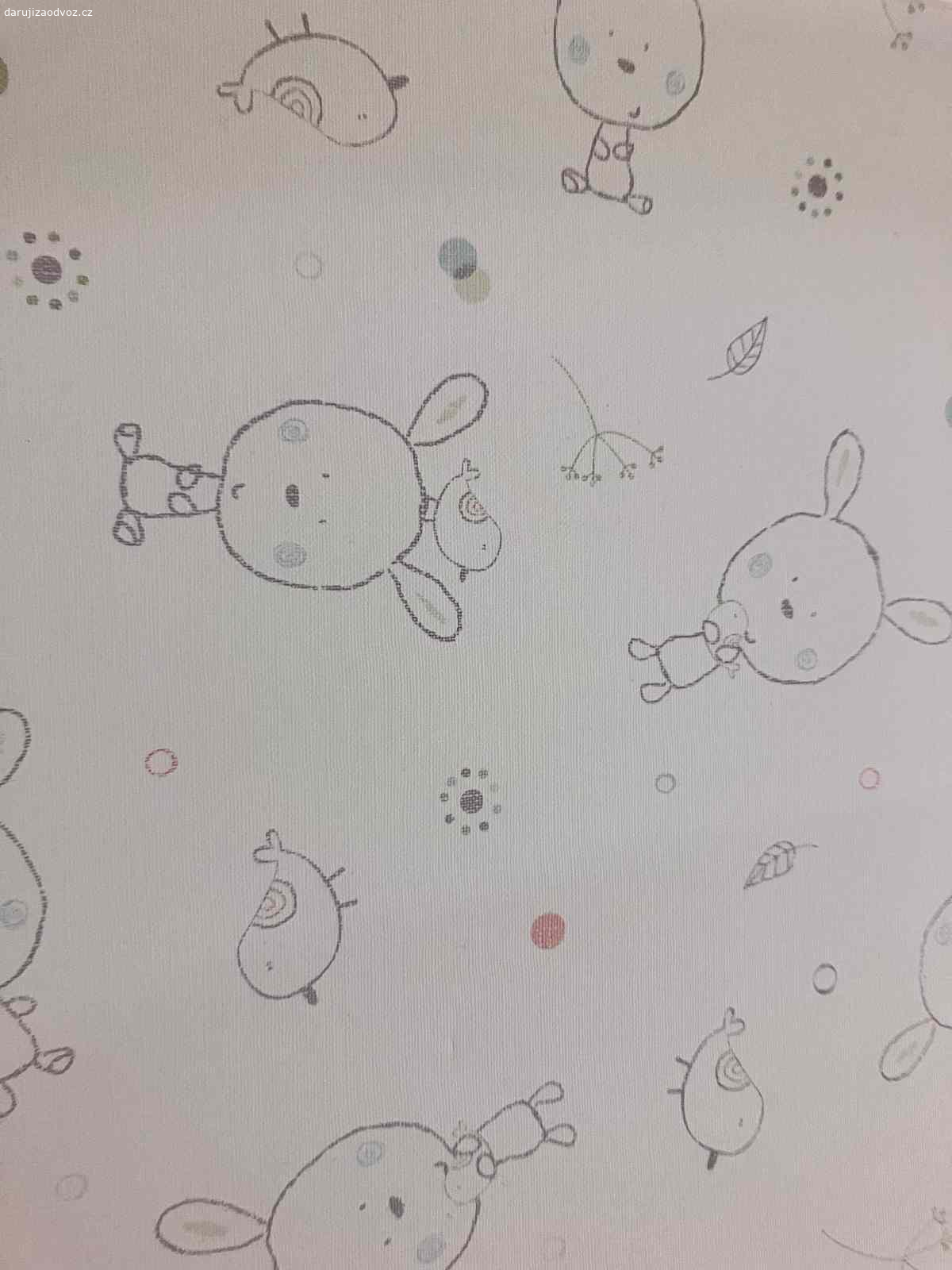 přebalovací podložka. Daruji přebalovací podložku s pevnou deskou. rozměry délka cca 80cm, šířka cca 48cm.