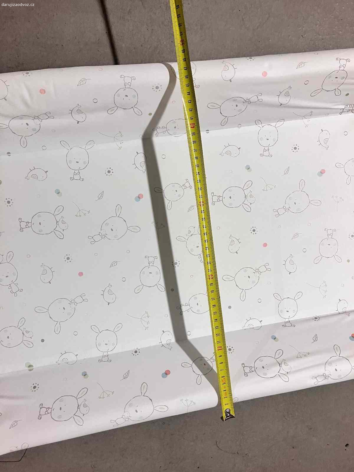 přebalovací podložka. Daruji přebalovací podložku s pevnou deskou. rozměry délka cca 80cm, šířka cca 48cm.