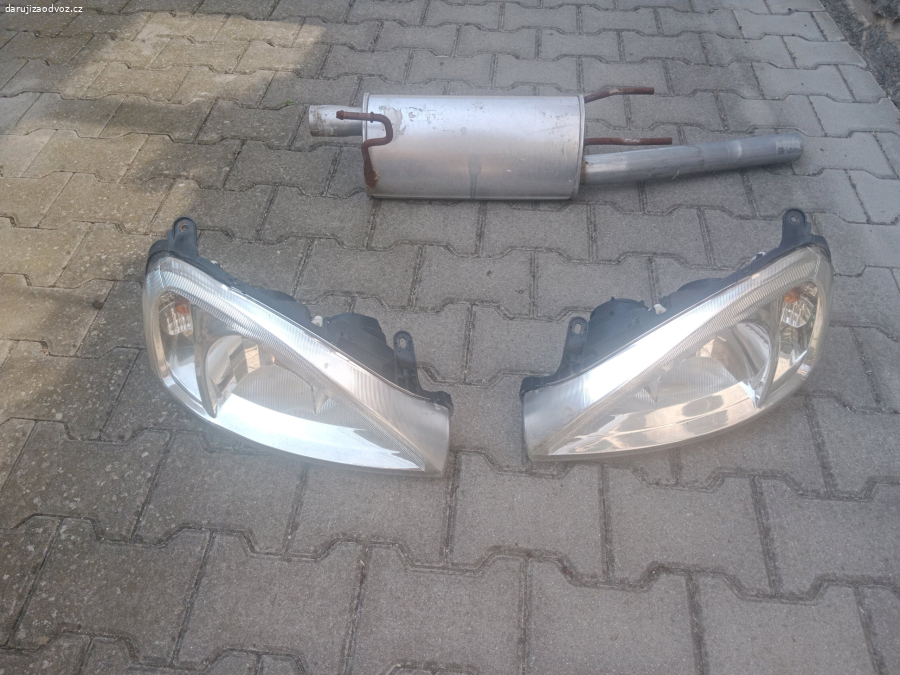 přední světlomety a výfuk
