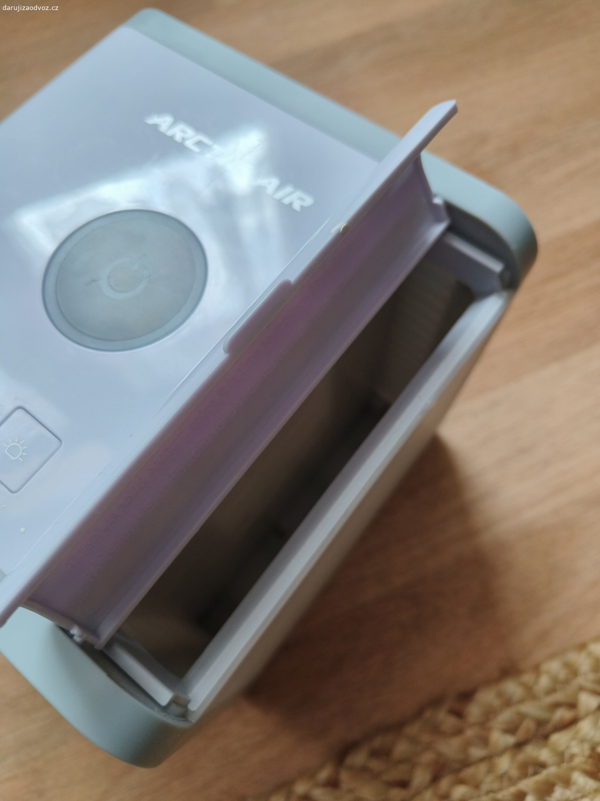 Přenosná malá klimatizace. Ve skvělém stavu. Součástí není USB kabel na nabíjení. Funkční, fouká a chladí. Příští rok doporučuji vyměnit filtr. Jako odměna potěší balení toaletního papíru, není podmínkou. Jen slušné jednání.
