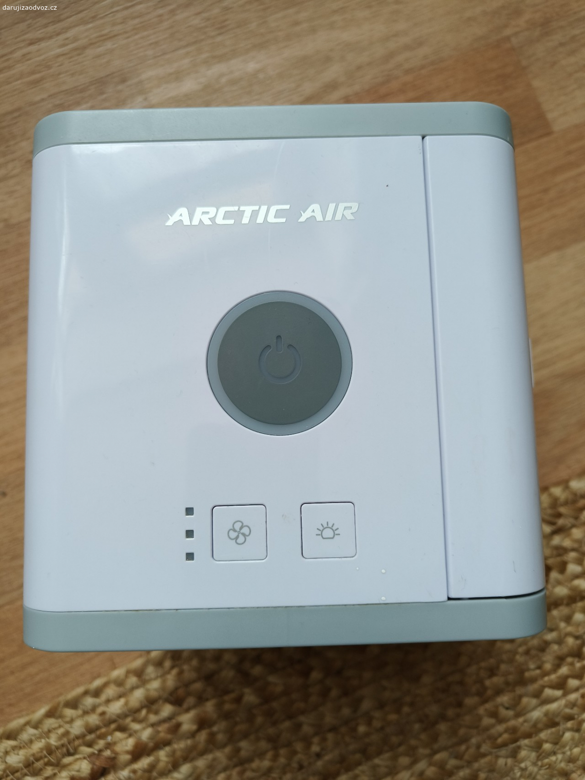 Přenosná malá klimatizace. Ve skvělém stavu. Součástí není USB kabel na nabíjení. Funkční, fouká a chladí. Příští rok doporučuji vyměnit filtr. Jako odměna potěší balení toaletního papíru, není podmínkou. Jen slušné jednání.