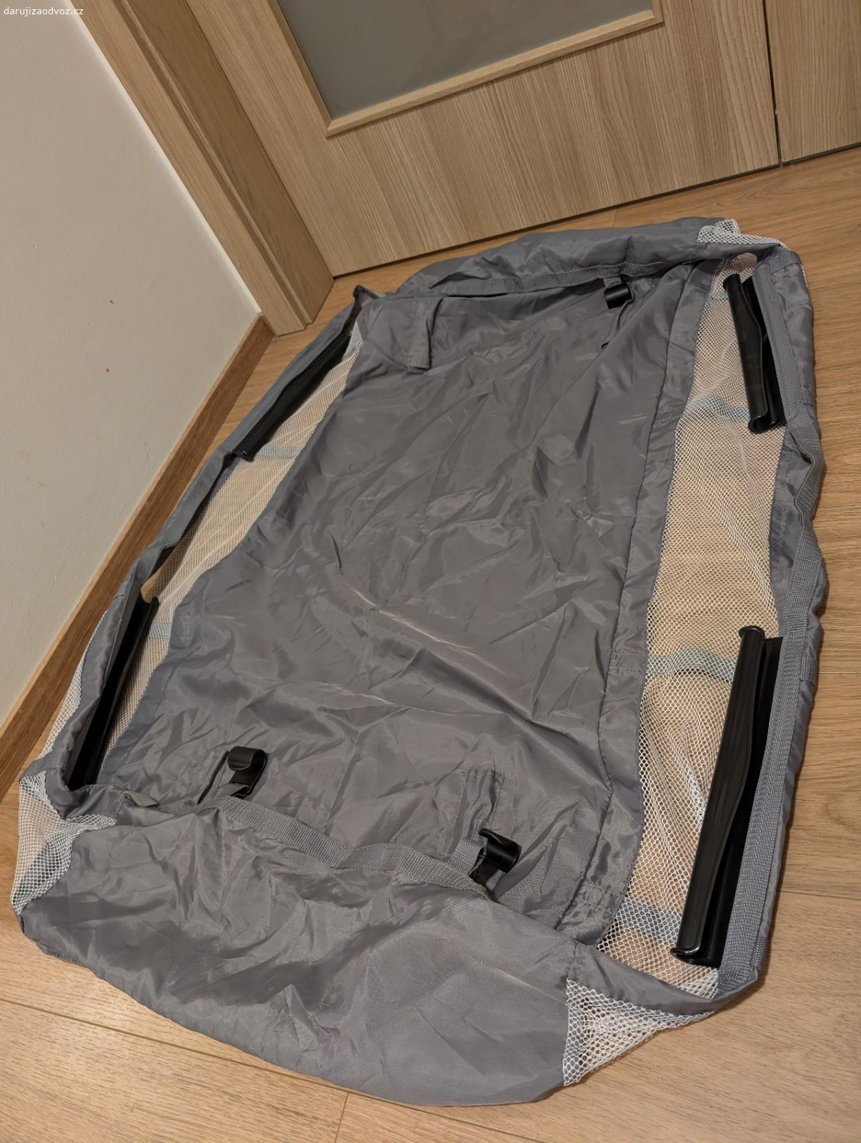 Příslušenství k cest. postýlce. Daruji příslušenství na cestovní postýlku, bohužel si už nepamatuji značku. Jedná se o konstrukci se síťkou proti hmyzu a přebalovací pultík přes postýlku.