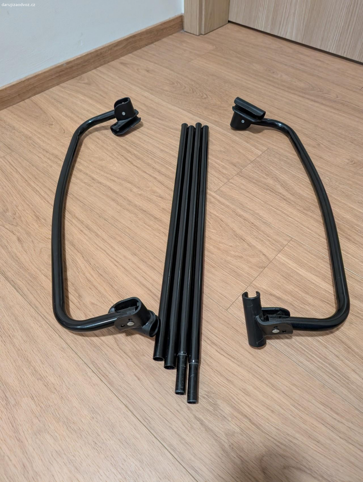 Příslušenství k cest. postýlce. Daruji příslušenství na cestovní postýlku, bohužel si už nepamatuji značku. Jedná se o konstrukci se síťkou proti hmyzu a přebalovací pultík přes postýlku.