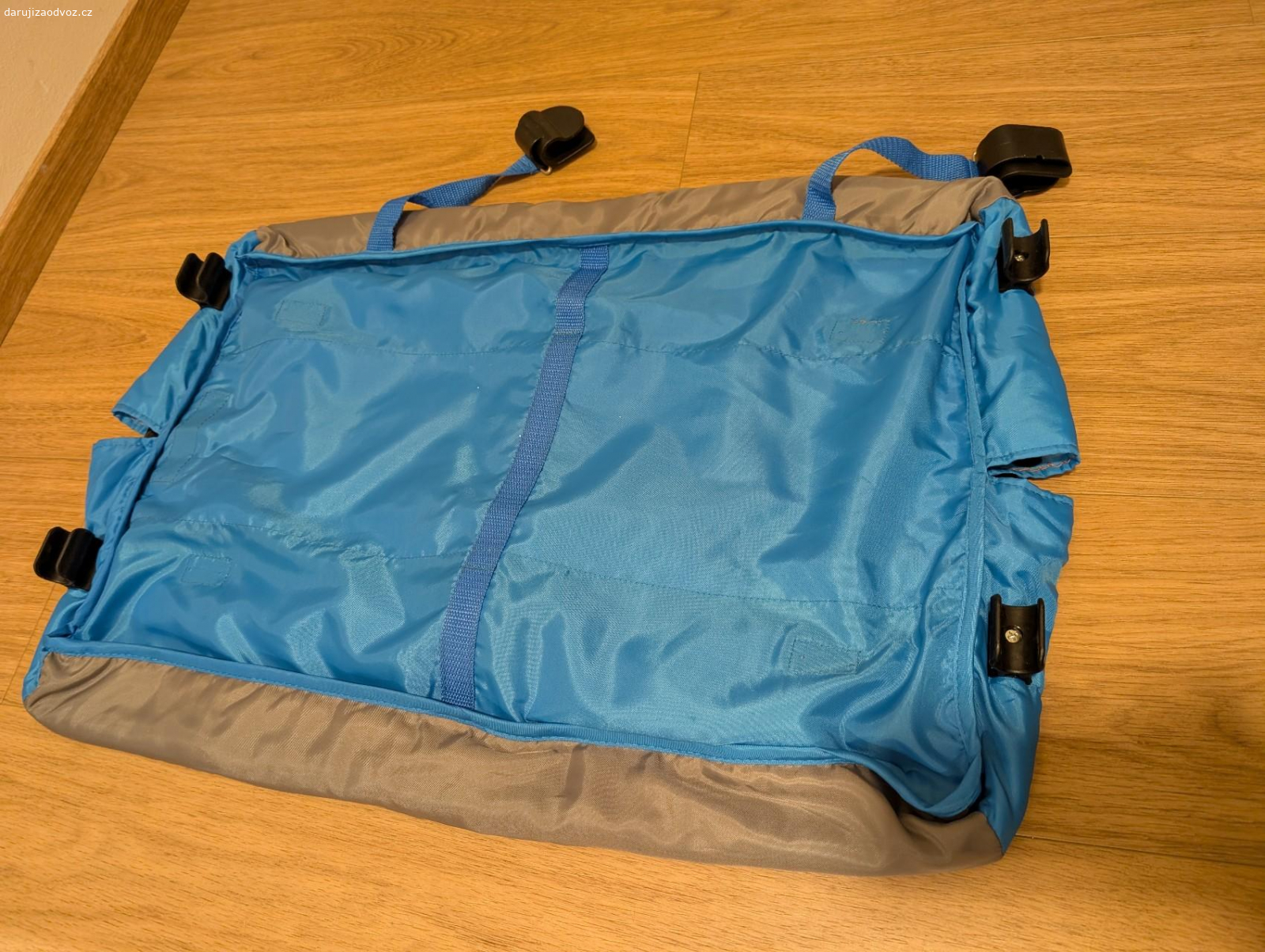 Příslušenství k cest. postýlce. Daruji příslušenství na cestovní postýlku, bohužel si už nepamatuji značku. Jedná se o konstrukci se síťkou proti hmyzu a přebalovací pultík přes postýlku.