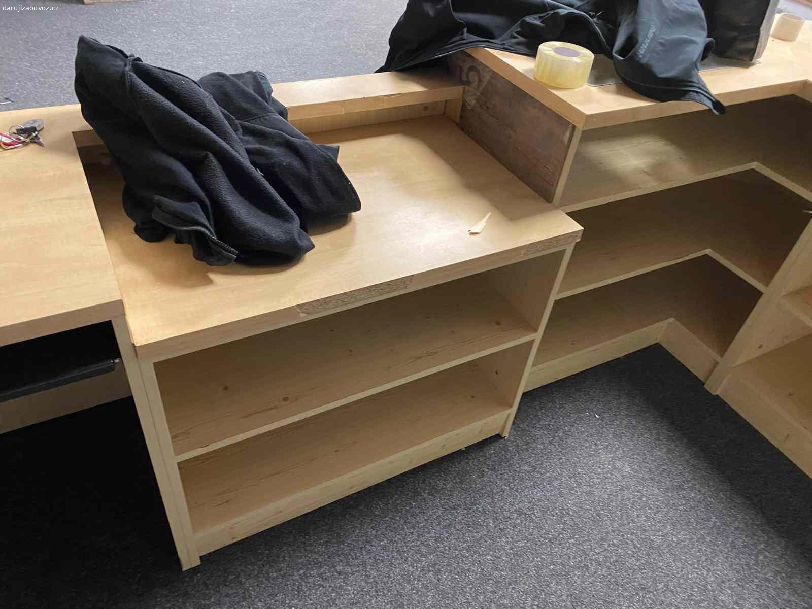 PRodejní pul s místem pro PC. PRodejní pul s místem pro PC a zasouvacím místem pro klávesnici.