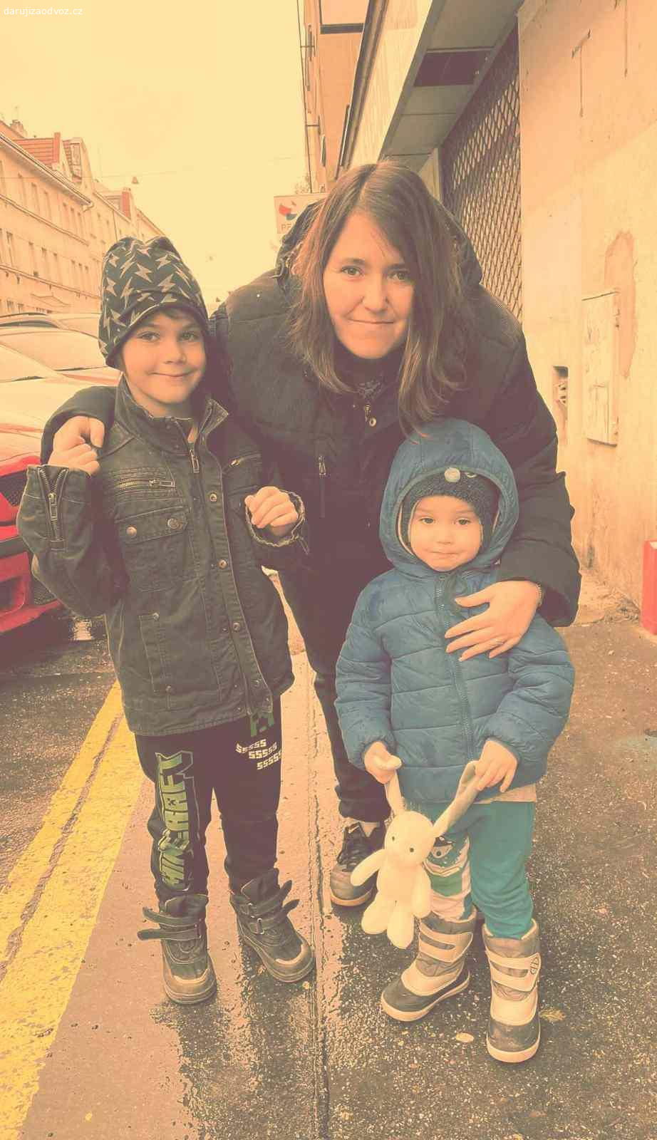 Prosba o pomoc ?. Dobrý den.
Jmenuji se Annie S. a jsem maminka samoživitelka z Prahy.
Moc Vás prosím za sebe a za své dětičky o pomoc, neboť jsme momentálně v situaci stěhování. A jelikož s dětmi žijeme pouze ze soc. dávek, jelikož jsem na mateřské, tak sotva vyžíváme, a bohužel si nemůžeme skoro nic dovolit.
Moc prosíme o pomoc s vybavením bytu/domácnosti a potravinami. Sháníme pračku, lednici, mikrovlnku, závěsy, peřiny, polštáře, povlečení, ručníky, telefon, vysavač, mop/koště, sušák na prádlo, boxy na hračky, dětskou postel, předložky do koupelny, stropní světlo, příborník, věšák na ručníky, botník, vybavení domácnosti apod..
Budeme si z celého srdce vážit jakékoliv Vaší pomoci.
Předem moc děkujeme za odpověď.
S pozdravem a přáním krásného dne.
Maminka Anička a s miláčkama. ❤️??