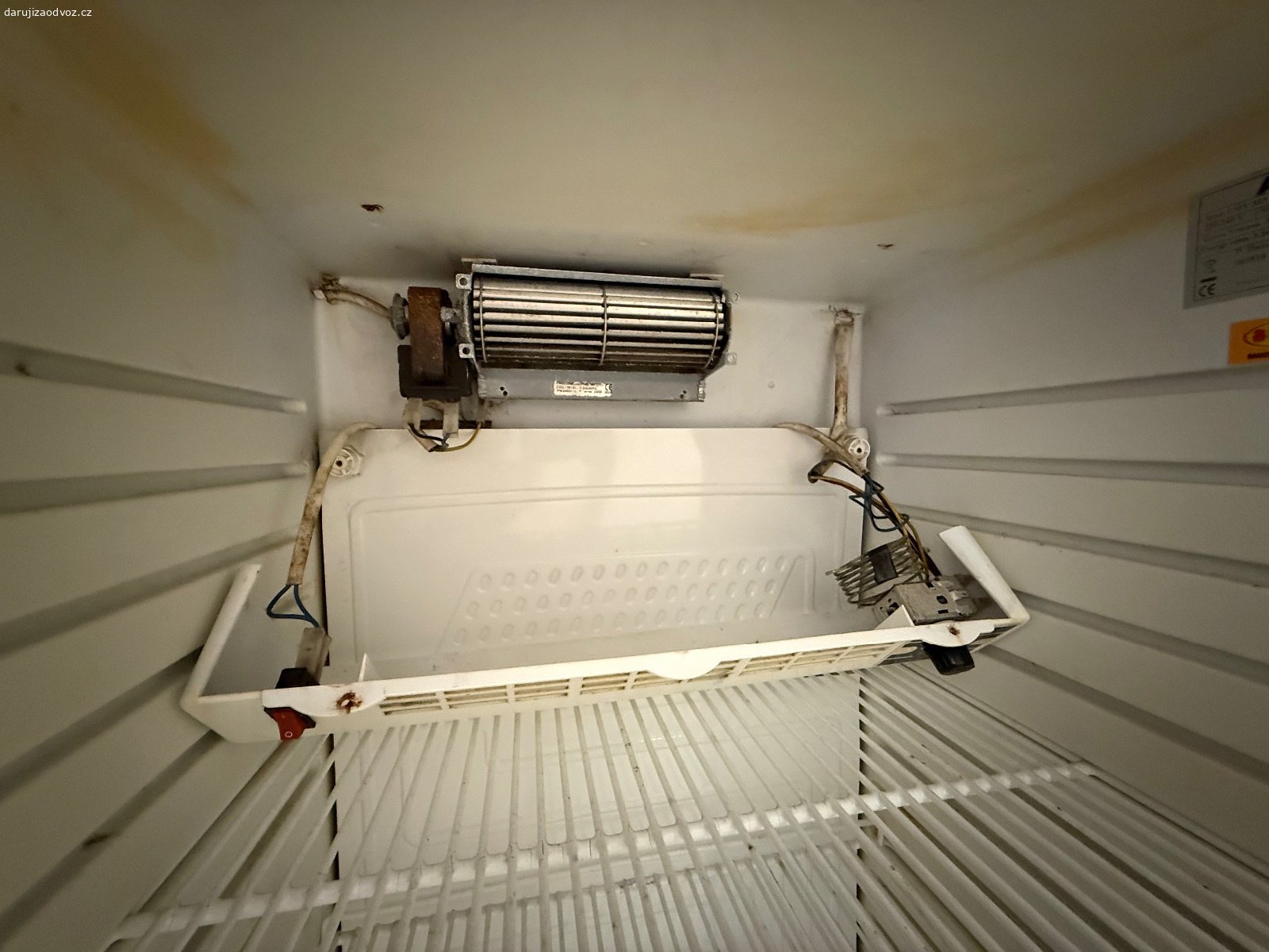 Prosklená lednice. Prosklená lednice, funkční, ale ventilátory jsou už dost hlučné. Za odvoz. Jinak v sobotu sběrný dvůr ?