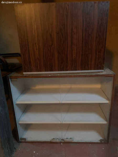 Prosklená skříňka a podobná menší skříňka