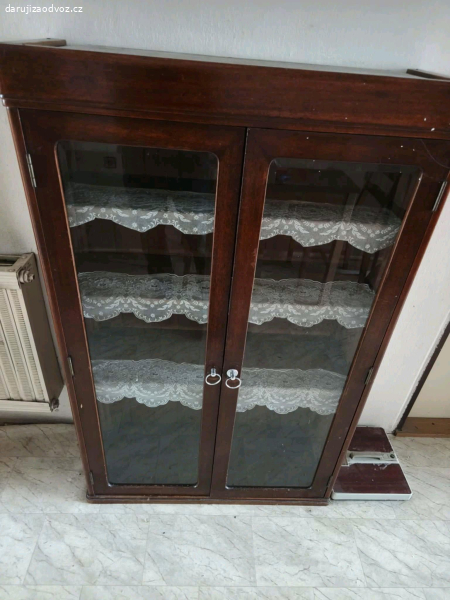prosklená skříňka