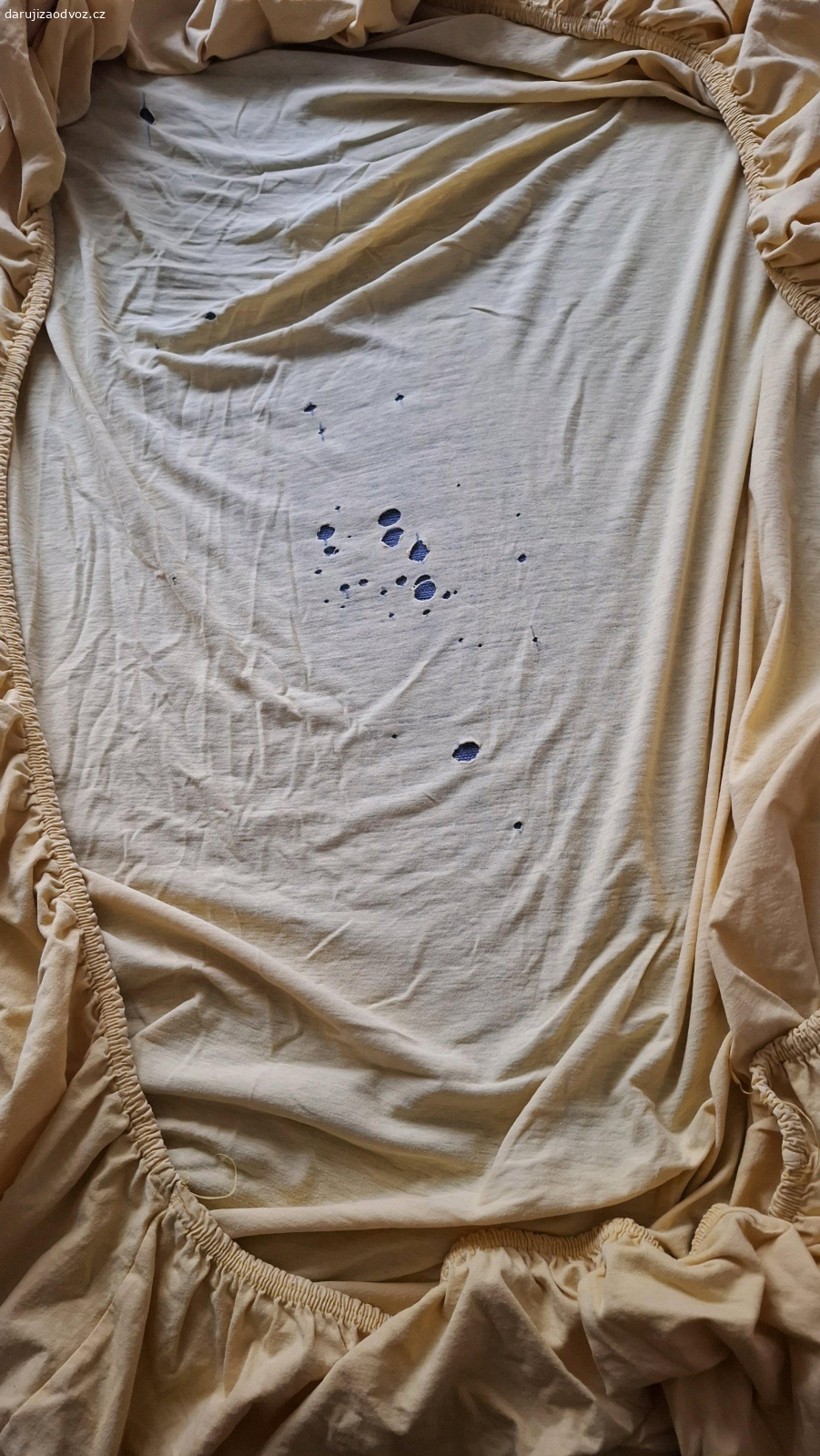 Prostěradlo.. Daruji prostěradlo 90x200.
Prostěradlo má dírky,vhodné třeba do dílny na hadry,...je vyprané.
Pouze osobní převzetí v Ostrém Kameni.