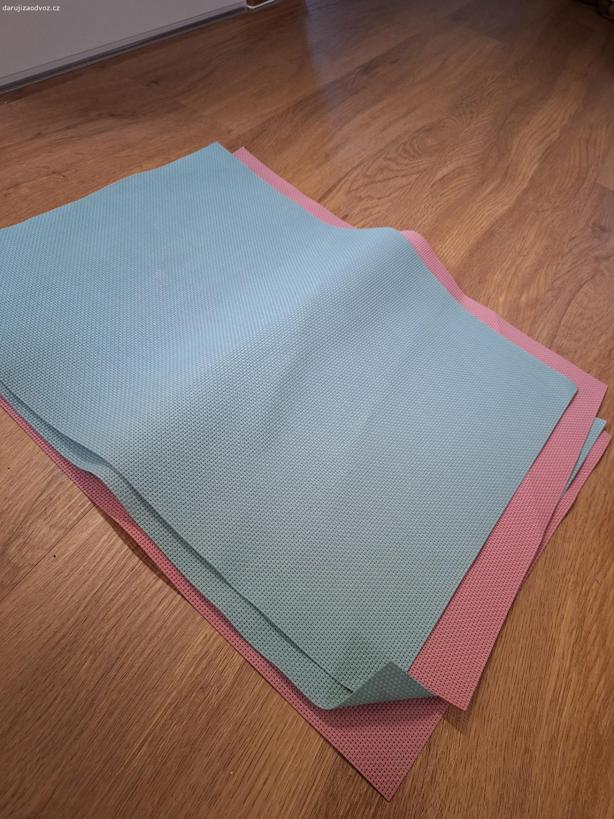 Prostírání 4ks. prostírání 4ks ,nové akorát zmačkané.. barva růžová a taková šedo modrá. dlouhodobě uloženy na chatě. jen odstřižena cedulka... jestli se dají narovnat nevím 
osobní odběr po dohodě v Dobřejovicích u Prahy