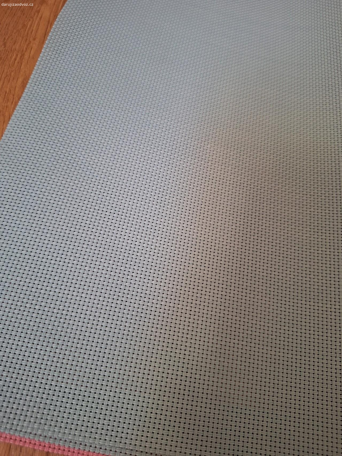 Prostírání 4ks. prostírání 4ks ,nové akorát zmačkané.. barva růžová a taková šedo modrá. dlouhodobě uloženy na chatě. jen odstřižena cedulka... jestli se dají narovnat nevím 
osobní odběr po dohodě v Dobřejovicích u Prahy