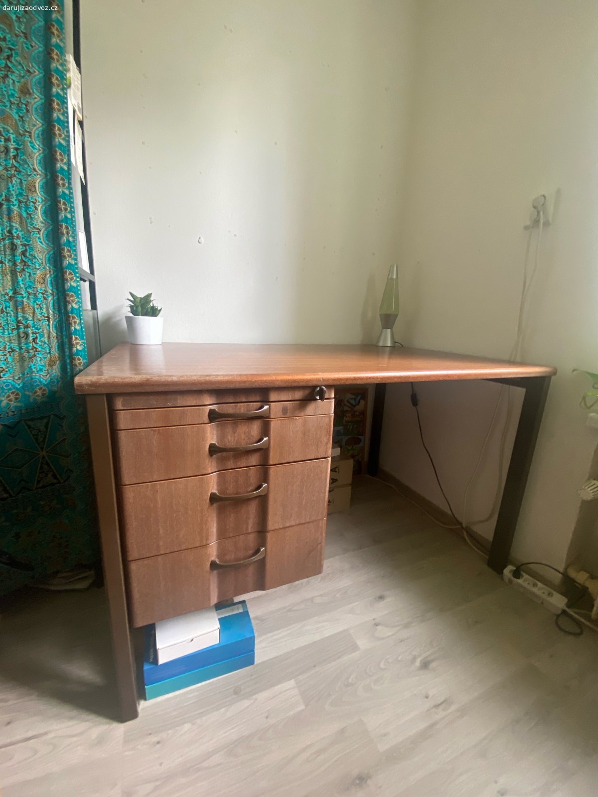 Prostorný stůl s šuplíky. Stůl se čtyřmi šuplíky 
Rozměry - délka 120 x šířka 80 x výška  72cm