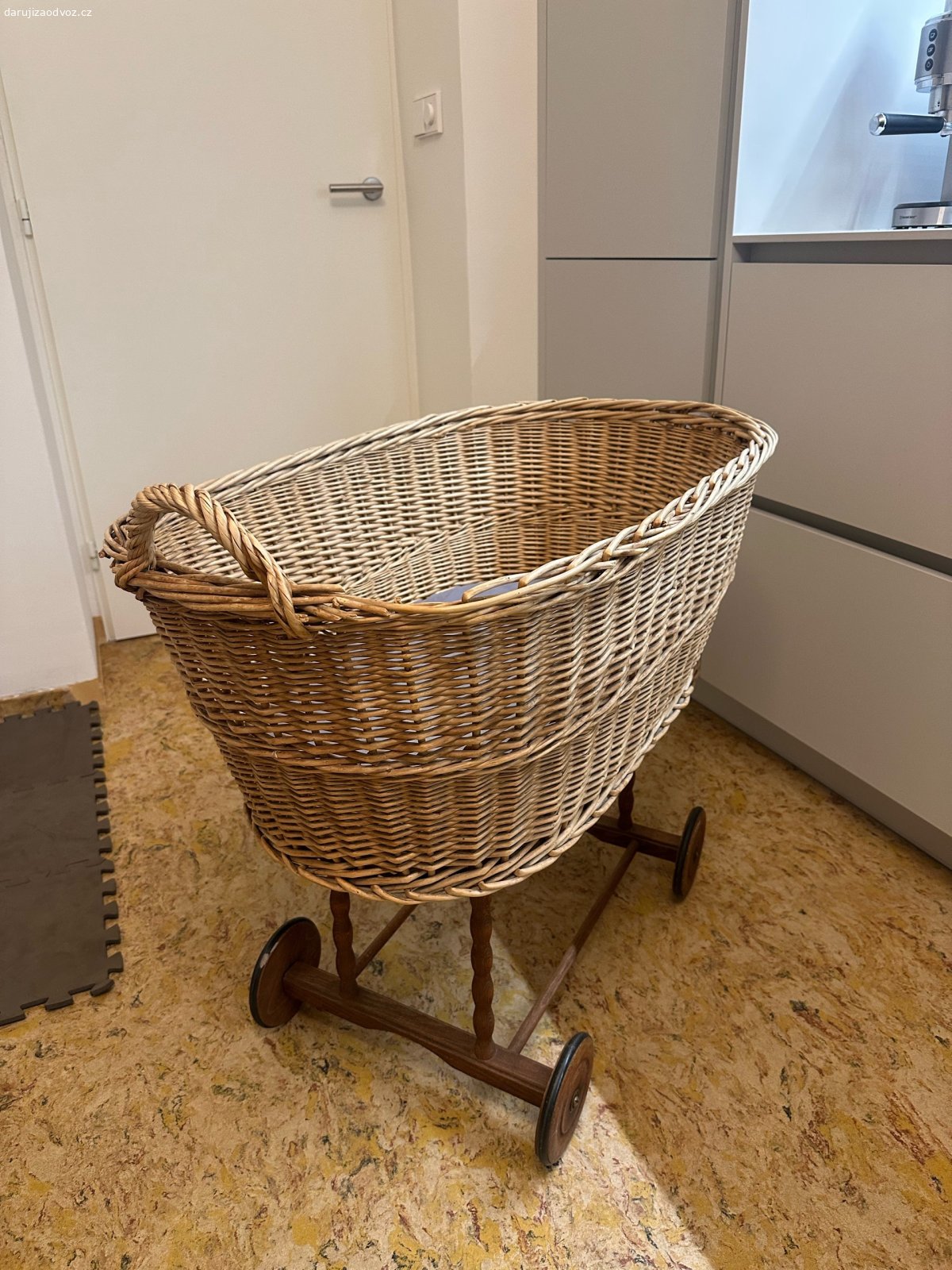 prouteny kosik. detsky prouteny kosik na koleckach - nektere prouti po kraji je ulamane - viz foto