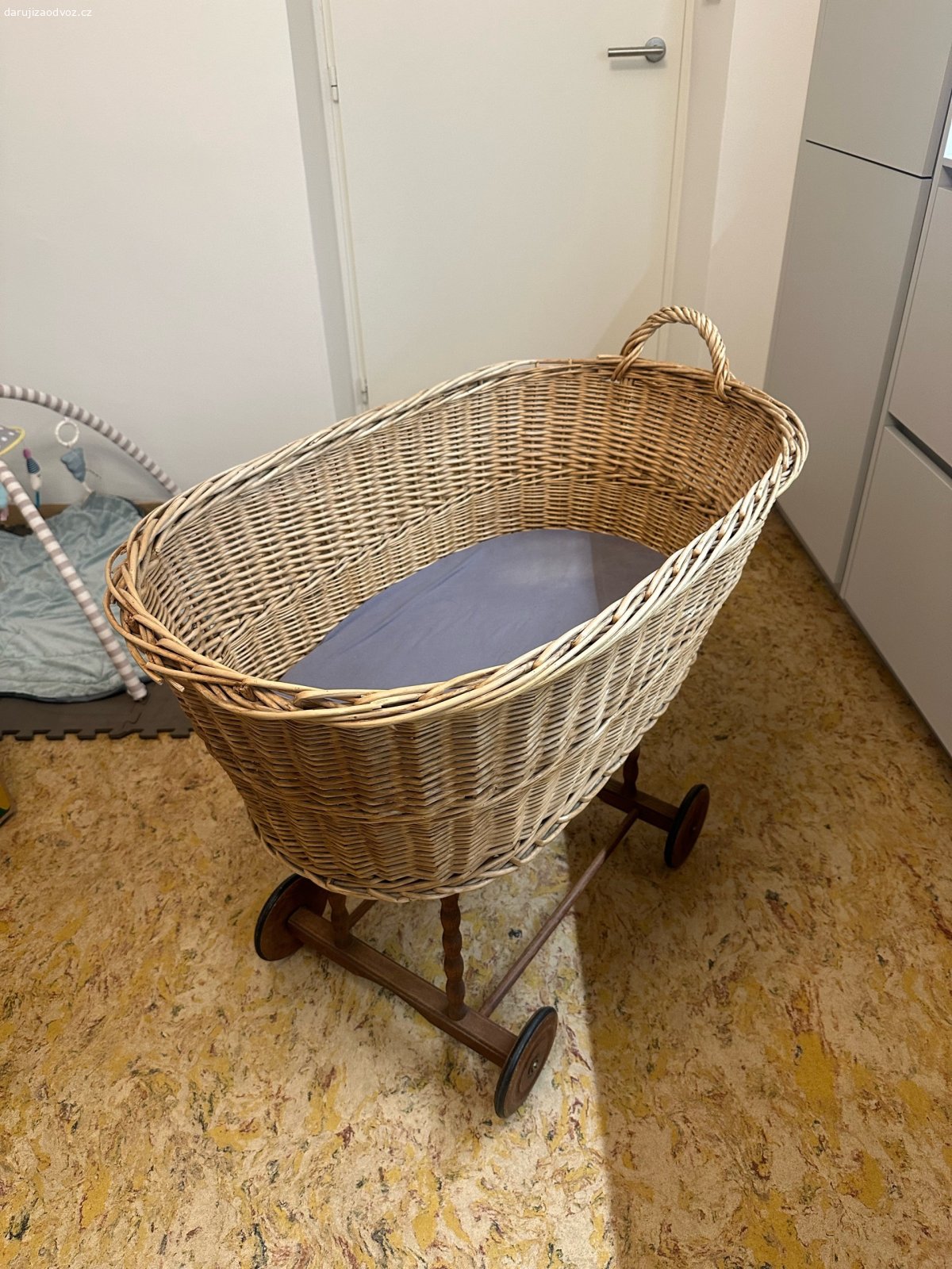 prouteny kosik. detsky prouteny kosik na koleckach - nektere prouti po kraji je ulamane - viz foto