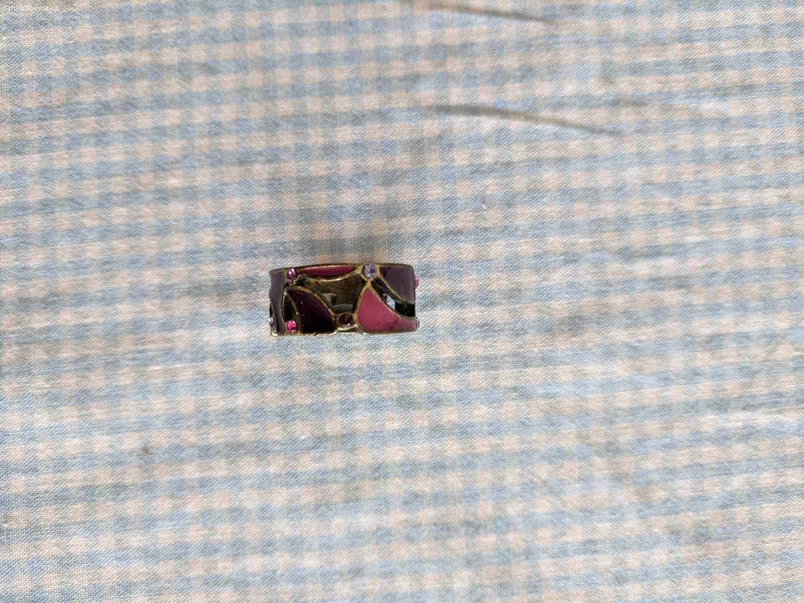 Prstýnek - bižuterie. Jeden kamínek vypadl, jinak v pořádku.

Předání ideálně na metru B - Lužiny nebo na trase Lužiny - Křižíkova.
Pokud máte zájem, pište rovnou kdy můžete vyzvednout - bez tohoto údaje NEODPOVÍDÁM. Děkuji za pochopení.

Hořká čokoláda potěší, ale není podmínkou.